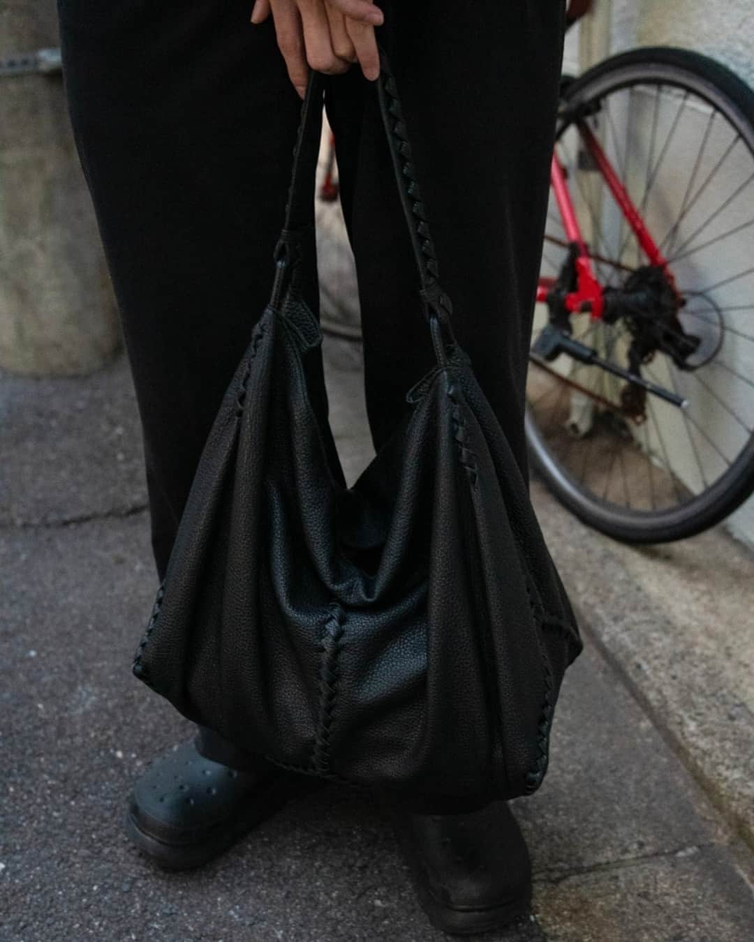 Fashionsnap.comさんのインスタグラム写真 - (Fashionsnap.comInstagram)「Name: 菅本稔人⁠ Age: 19⁠ Occupation: 学生⁠ ⁠ Tops #MaisonMargiela⁠ Pants #used⁠ Bag #BOTTEGAVENETA⁠ Shoes #Crocs⁠ ⁠ ⁠ Photo by @ogata.0513⁠ ⁠ #スナップ_fs #fashionsnap #fashionsnap_men」11月9日 10時00分 - fashionsnapcom