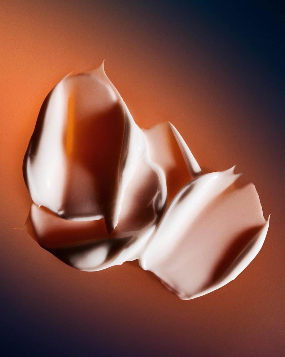 ドゥラメールのインスタグラム：「Pop quiz: What do all three of our moisturizers have in common? Visible youth-renewing Miracle Broth™.  Our original powerhouse ferment energizes skin’s natural renewal and delivers intensive soothing to reduce the look of irritation and help skin maintain a state of age-fighting calm.  Discover more at the link in bio. #LaMer #LaMerSkincare #MiracleBroth #LaMerCoolGelCream #LaMerSoftCream #CremedelaMer」