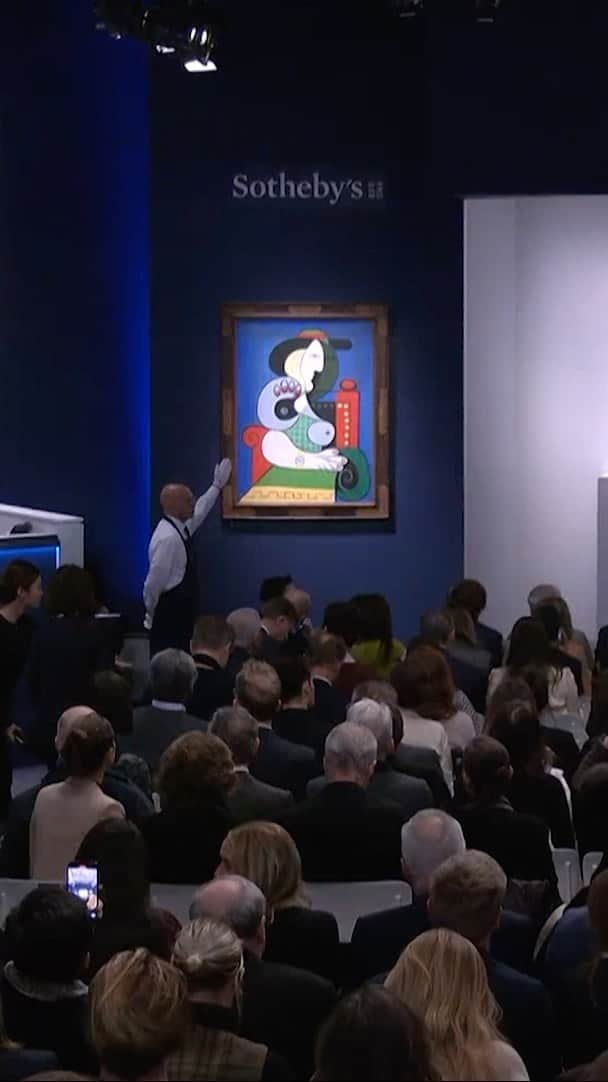 サザビーズのインスタグラム：「In its auction debut, Pablo Picasso’s magnificent ‘Femme à la montre’—the prized jewel of The Emily Fisher Landau Collection—sold for a staggering $139.4 million at #SothebysNewYork just now, becoming the second most valuable work by Picasso ever sold at auction.  Depicting the artist’s love and ‘golden muse’ Marie-Therese, the painting was completed in 1932, widely considered Picasso’s ‘year of wonders’ – a year so important an entire museum exhibition has been dedicated to it. Tonight, this exceptional work took its place as the most valuable ever sold at auction from that standout year.  After 4 minutes of bidding, watch as @ob1london brings the hammer down on this historic moment. #TheFisherLandauLegacy」