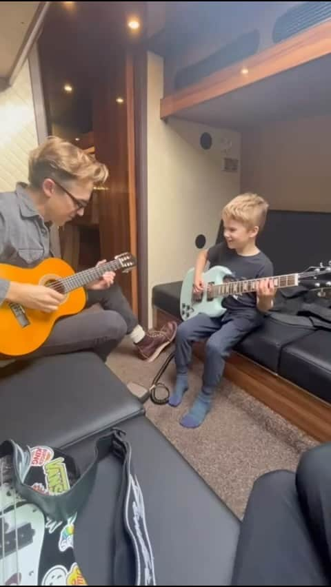 ハリー・ジャッドのインスタグラム：「This was a cool moment. Kit experiencing someone playing a harmony along with him! 🤟🏻🖤」