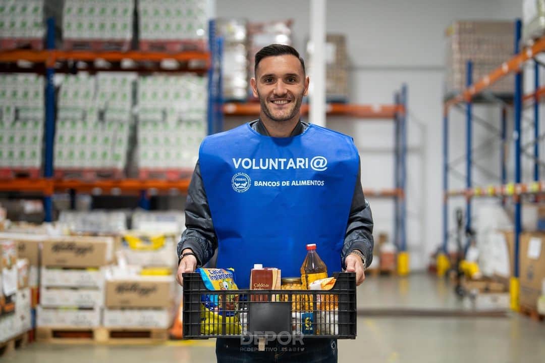 ルーカス・ペレスのインスタグラム：「Esta tarde estuve con los responsables del Banco de Alimentos de A Coruña para apoyarlos en su campaña de recogida de comida, en la que colabora el @rcdeportivo . Nos piden que cada persona que vaya al partido del sábado lleve sólo un litro de leche para quienes más lo necesitan. ¿Te sumas?  ¡Gracias al Banco de Alimentos por el trabajazo que hacen!」