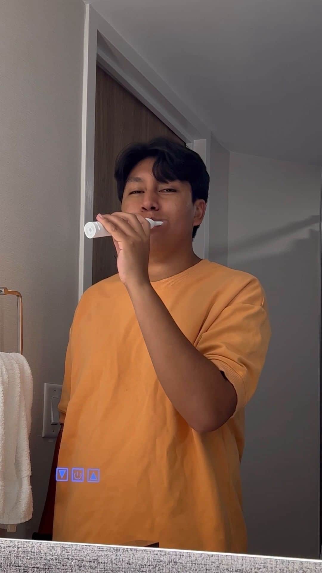 Philips Sonicareのインスタグラム：「“#PhilipsSonicare always has my back, and teeth, especially when I’m running late! With the two-minute timer, I can always find time to take care of my oral health.”  📸 @jonny.morales」