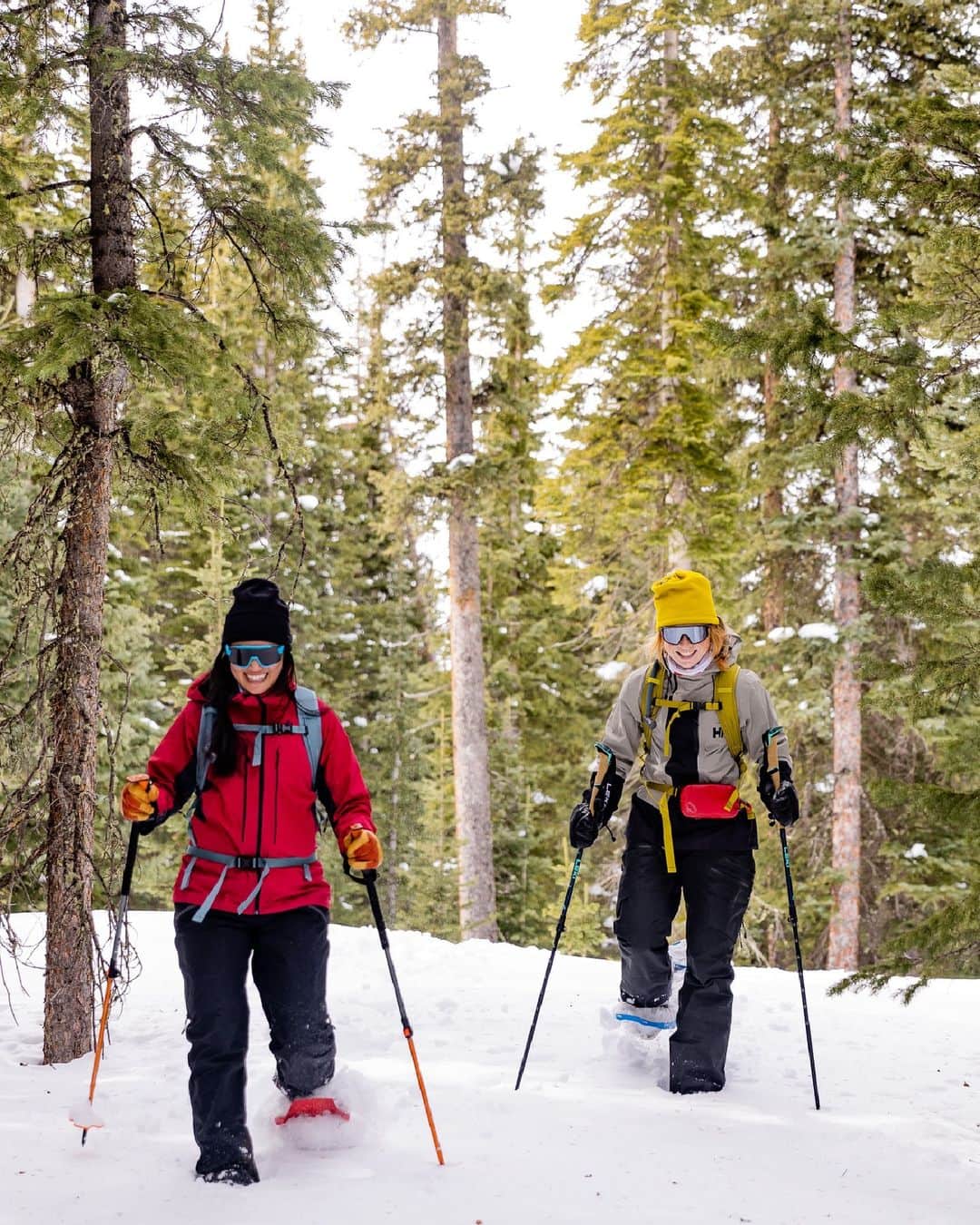オスプレーのインスタグラム：「Embrace winter’s magic moments. Shop thoughtfully curated gifts from our Holiday Gift Guide now—for the adventurers in your life.   #OspreyPacks」
