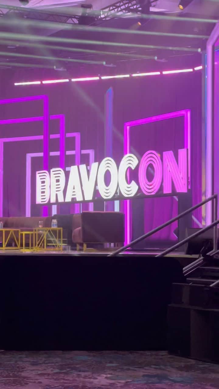 レイチェル・リンゼイのインスタグラム：「The most insane 72 hours at #Bravocon and we are still recovering. Shout out to our fellow Bravoholics- you are the real MVPS! ✨🫶」