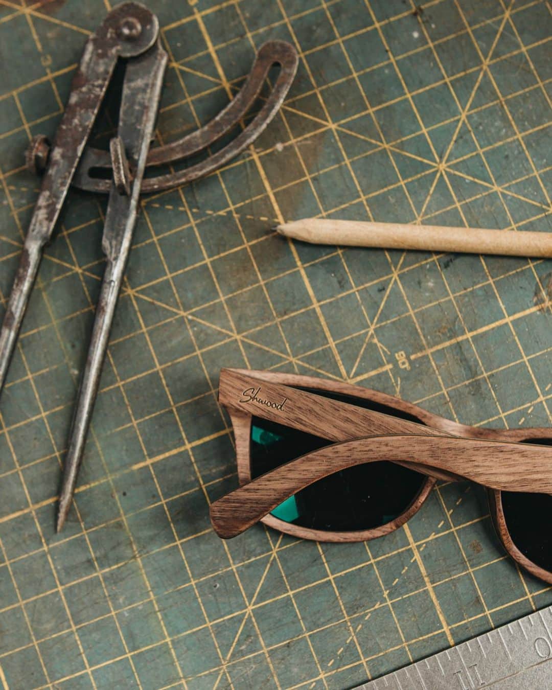 シュウッドのインスタグラム：「Shwood - the original wood sunglasses, since 2009.  We are always experimenting .🪵 Since those early days we’ve innovated over 15 new materials in the eyewear market, including limited runs of stone, newspaper, oxidized copper, vinyl records, skate decks and many more.  Prizing individuality in a sea of sameness.🏆」