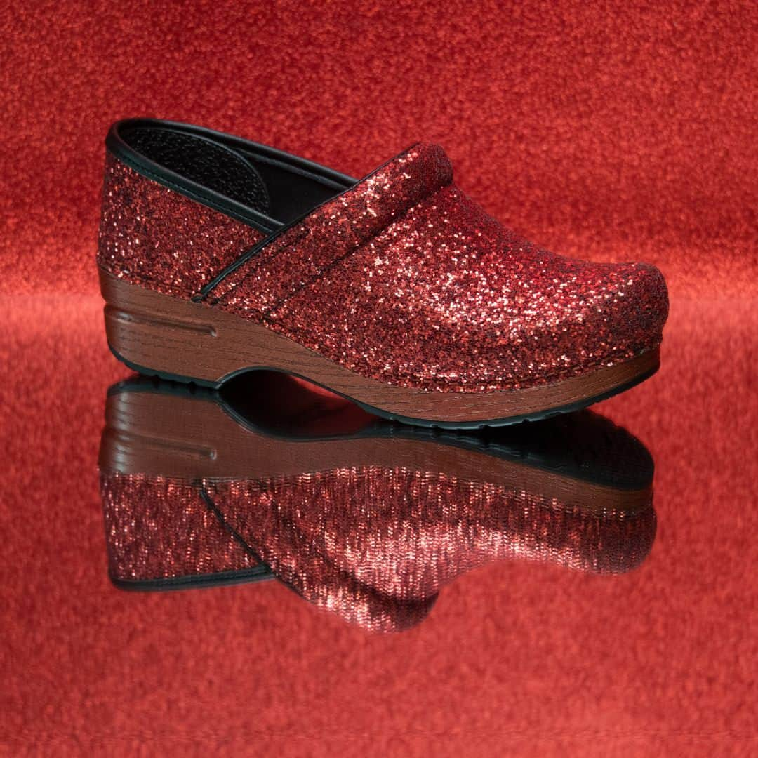 ダンスコさんのインスタグラム写真 - (ダンスコInstagram)「The only clogs that SPARKLE! ✨ Be the life of the party this holiday season!  Shop our LIMITED EDITION Glitter clogs, link in bio. #glitter  #danskofootwear #comfort #fashion #ootd #beautiful #happy #cute #travel #smile #joy #life #style #instadaily #friends #family #fun #instagood #gowhereyourehappiest #fallstyle #holidaystyle」11月9日 5時07分 - dansko