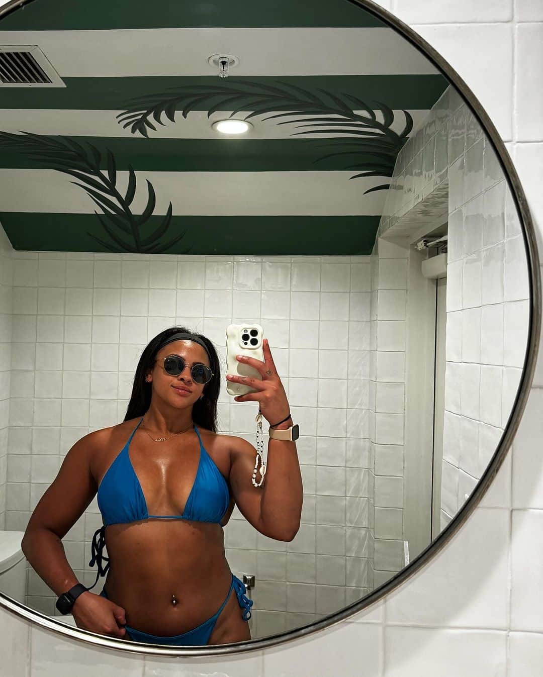 エリッサ・ダウニーのインスタグラム：「A month on the island 🏝️」