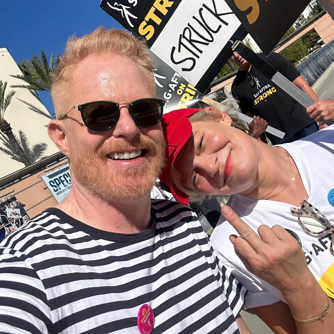 ジェシー・タイラー・ファーガソンのインスタグラム：「Another day on the picket line with @marthaplimpton. #sagaftrastrong  UPDATE! We did it! Thanks so much to the @sagaftra negotiating committee for all their hard work. We all appreciate it immensely. ❤️」