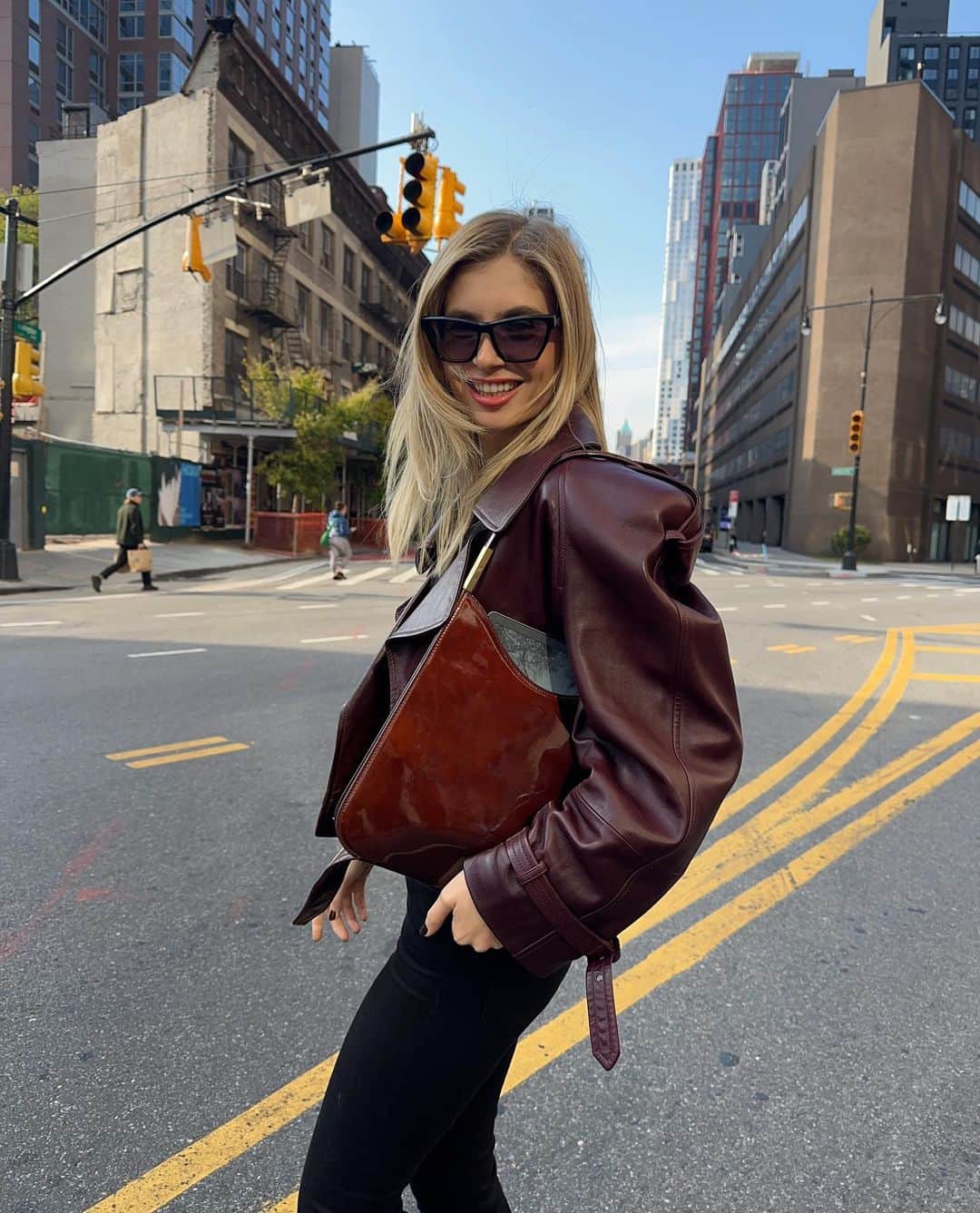 Xenia Adontsのインスタグラム：「The many versions of NYC Xenia 🤠」