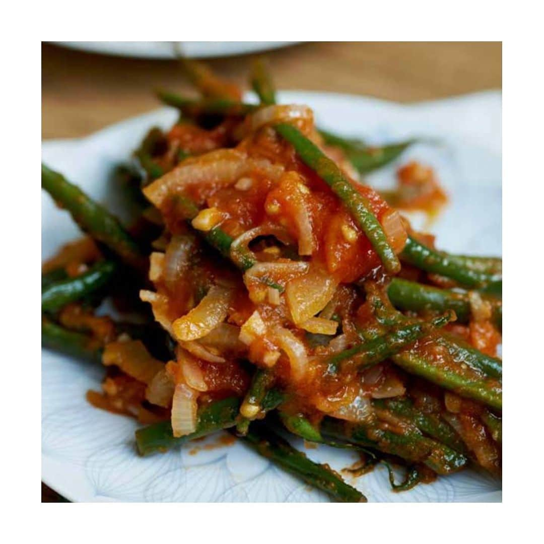 メアリー・マッカートニーさんのインスタグラム写真 - (メアリー・マッカートニーInstagram)「LOUBIEH BEL ZEIT (GREEN BEANS IN TOMATO SAUCE)  SERVES 4  An all-time favourite! Fresh green beans cooked in a deliciously simple spiced tomato sauce. This dish makes a great accompanied with the Lentils and Rice with Caramelised Onions from my cook book At My Table.   INGREDIENTS 500g ripe tomatoes, skinned and chopped, or 400g tinned chopped tomatoes 2 tablespoons olive oil 500g green beans, topped and tailed  2 medium onions, finely chopped 4 cloves garlic, finely chopped 1 tablespoon tomato purée 1⁄2 tablespoon grated fresh ginger 1⁄4 teaspoon ground cinnamon 1⁄4 teaspoon ground coriander  200ml water sea salt and freshly ground black pepper, to taste  METHOD To skin fresh tomatoes, prick them with a fork and plunge them into a pan of boiling water for about 5 minutes, or until the skin starts to split. Remove the tomatoes with a spoon and allow to cool, before peeling away the outer skin and chopping finely.  Heat 1 tablespoon of the olive oil in a medium-large frying pan and fry the green beans gently for about 2 minutes on a low-medium heat. Transfer the beans to a plate and set aside.  Meanwhile heat the remaining tablespoon of oil in the frying pan. Add the chopped tomatoes and onions, sauté gently for 5 minutes, then add the garlic, tomato purée, ginger, ground cinnamon and coriander and mix together well. Simmer gently for 10 minutes over a low heat, stirring often.  Add the green beans to the tomato mixture along with the 200ml of water. Cover and simmer gently for a further 15 minutes. Season with a pinch of sea salt and freshly ground black pepper to taste. This can be eaten warm, or more traditionally, at room temperature.」11月9日 5時13分 - marymccartney