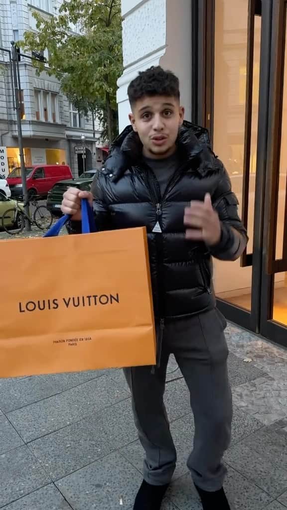 Jounes Amiriのインスタグラム：「👜🤍」