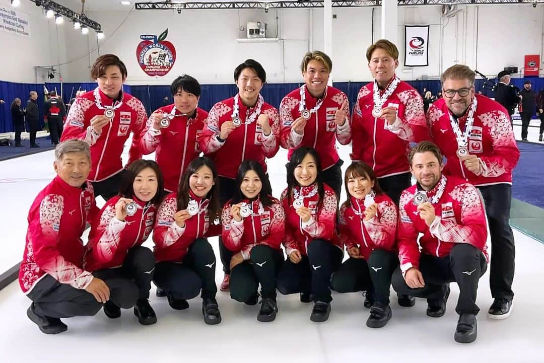 山口剛史さんのインスタグラム写真 - (山口剛史Instagram)「🥌Pan Continental Curling Championships 2023🇨🇦 10.29-11.4 ⁡Kelowna,BC,Canada ⁡⁡ 男子日本代表 3位でした🥉 ⁡女子日本代表のロコ・ソラーレは準優勝🥈おめでとう ⁡@locosolareofficial ⁡⁡⁡ ⁡ Round Robin ⁡○12-2  Chinese Taipei ○9-2  Guyana🇬🇾 ○11-6  Australia🇦🇺 ×3-6  Canada🇨🇦 ○6-4  New Zealand🇳🇿 ○4-2  United States🇺🇸 ○10-5  Korea🇰🇷⁡ ⁡⁡⁡ ⁡Semi-final⁡ ⁡×7-8  Korea🇰🇷⁡ ⁡⁡ ⁡Bronze⁡ ⁡○9-6  United States🇺🇸  昨年の4位を上回る3位でフィニッシュ。⁡ ⁡一緒に戦ってくれた臼井選手、Bobコーチ、北野トレーナー、柳さん、サポートしてくださったJCAや全農の皆さん、日本のファンの皆さん、本当にありがとうございました。 ⁡ ⁡⁡⁡ ⁡もう次の戦いは始まっています！⁡ ⁡ ⁡⁡ⓒWCF⁡ ⓒJCA #TeamJAPAN #全農 #MIZUNO #JAL #Nabtesco ⁡#SC軽井沢クラブ #SCKC #sckaruizawaclub #栁澤李空 #山口剛史 #山本遵 #小泉聡 ⁡ #臼井槙吾 #TeamJAPAN #ロコソラーレ⁡ ⁡#カーリング #curling⁡ ⁡#PCCC2023 #CANADA #BritishColombia #Kelowna #CITIZEN #大東建託 #八海山 #エステー #SmileHotel #emda  #Hardline  #グラファイトデザイン #YONEX  #応援ありがとうございました」11月9日 5時14分 - yama37curl