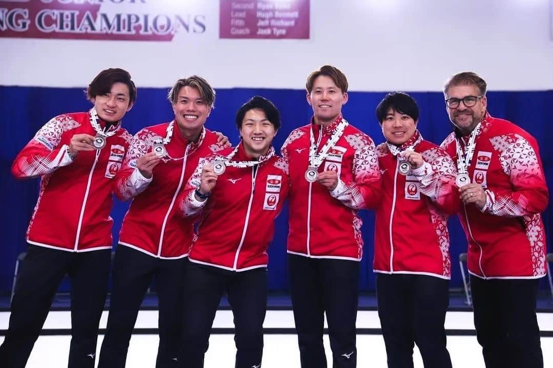 山口剛史のインスタグラム：「🥌Pan Continental Curling Championships 2023🇨🇦 10.29-11.4 ⁡Kelowna,BC,Canada ⁡⁡ 男子日本代表 3位でした🥉 ⁡女子日本代表のロコ・ソラーレは準優勝🥈おめでとう ⁡@locosolareofficial ⁡⁡⁡ ⁡ Round Robin ⁡○12-2  Chinese Taipei ○9-2  Guyana🇬🇾 ○11-6  Australia🇦🇺 ×3-6  Canada🇨🇦 ○6-4  New Zealand🇳🇿 ○4-2  United States🇺🇸 ○10-5  Korea🇰🇷⁡ ⁡⁡⁡ ⁡Semi-final⁡ ⁡×7-8  Korea🇰🇷⁡ ⁡⁡ ⁡Bronze⁡ ⁡○9-6  United States🇺🇸  昨年の4位を上回る3位でフィニッシュ。⁡ ⁡一緒に戦ってくれた臼井選手、Bobコーチ、北野トレーナー、柳さん、サポートしてくださったJCAや全農の皆さん、日本のファンの皆さん、本当にありがとうございました。 ⁡ ⁡⁡⁡ ⁡もう次の戦いは始まっています！⁡ ⁡ ⁡⁡ⓒWCF⁡ ⓒJCA #TeamJAPAN #全農 #MIZUNO #JAL #Nabtesco ⁡#SC軽井沢クラブ #SCKC #sckaruizawaclub #栁澤李空 #山口剛史 #山本遵 #小泉聡 ⁡ #臼井槙吾 #TeamJAPAN #ロコソラーレ⁡ ⁡#カーリング #curling⁡ ⁡#PCCC2023 #CANADA #BritishColombia #Kelowna #CITIZEN #大東建託 #八海山 #エステー #SmileHotel #emda  #Hardline  #グラファイトデザイン #YONEX  #応援ありがとうございました」