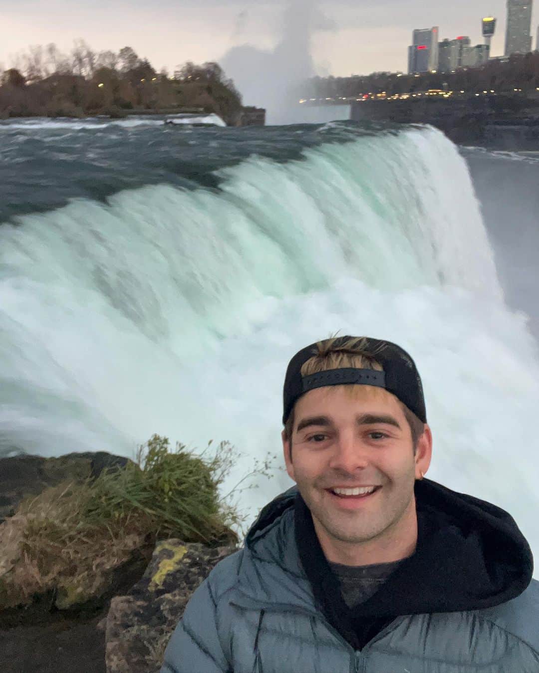 ジャック・グリフォーのインスタグラム：「Always wanted to see Niagra falls!!! Bucket list ✅」