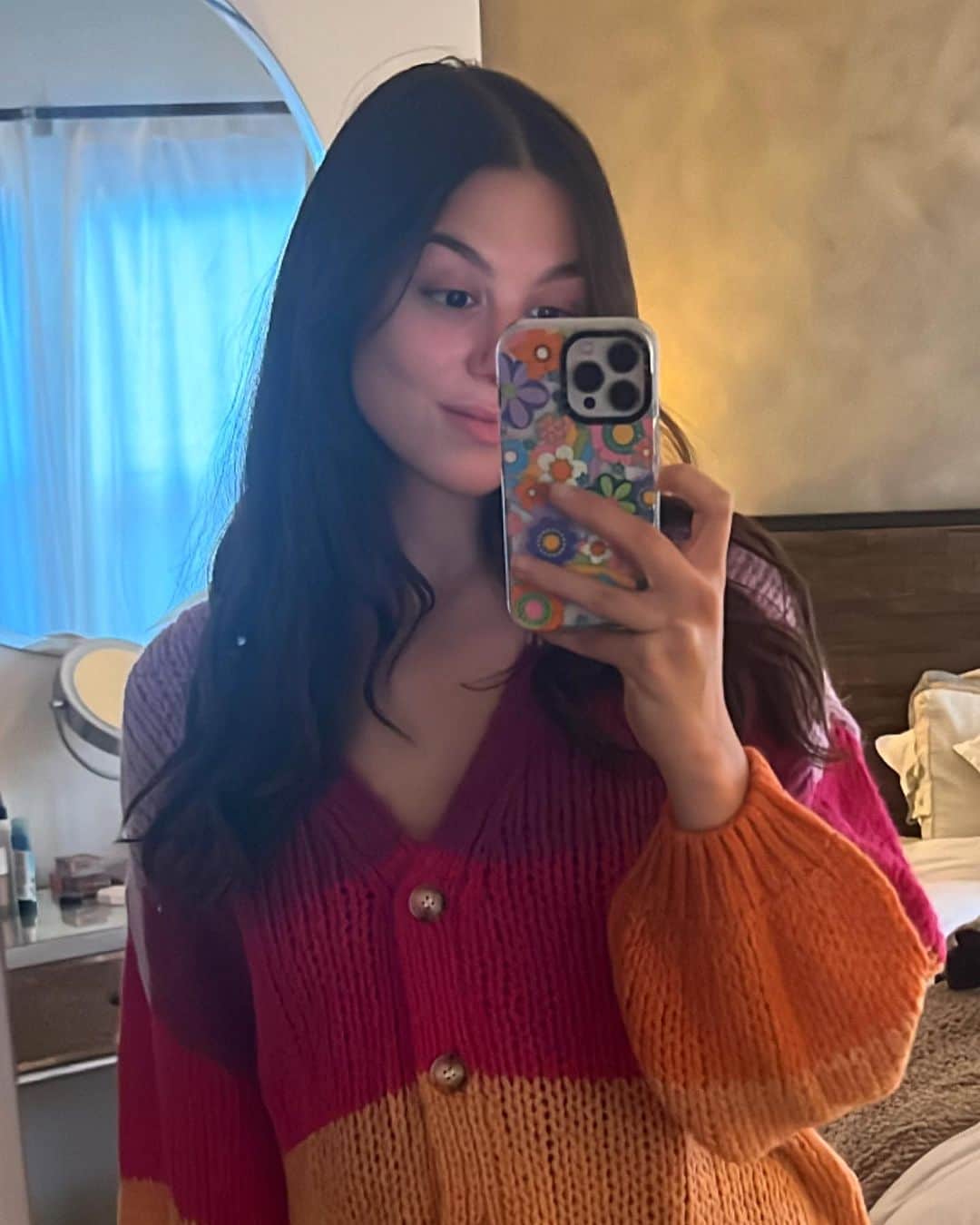キーラ・コサリンのインスタグラム：「cookbooks, good friends, golden hours, yarn ends, fresh face, jewelry plates, large fries, chocolate shake!」