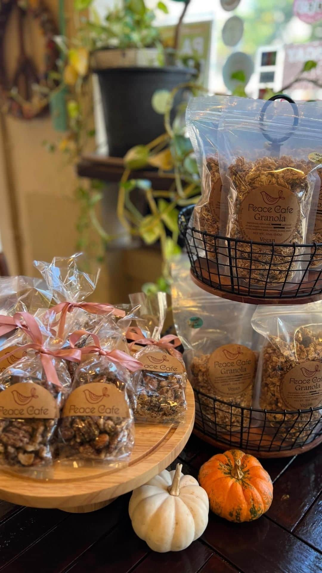 Peace Cafeのインスタグラム：「For Hawaii souvenirs and gift🎁,try Peace Cafe's homemade healthy granola🥣　and candy nuts🥜available only here😊   Hawaiiのお土産には、ここでしか買えないピース・カフェの自家製ヘルシー・グラノーラとキャンディ・ナッツをどうぞ😊  #vegan #gift #souvenir #healthyfood #hawaii #trip #oahu #waikiki #sugar-free#glutenfree #dairyfree #plantbased #happy #party #gift #snack #candiednuts #granola #homemade」