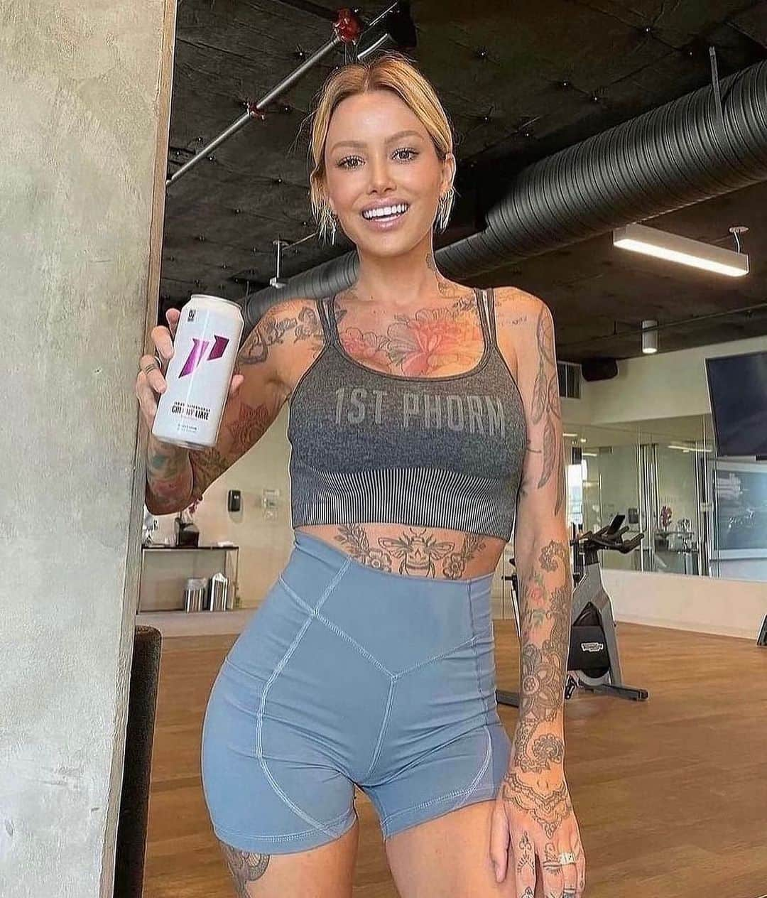 ティナ・ルイーズのインスタグラム：「Fuel your body during a workout with @1stphorm’s energy drink! #cherrylime 🍒 🤜🏼 #iam1stphorm」