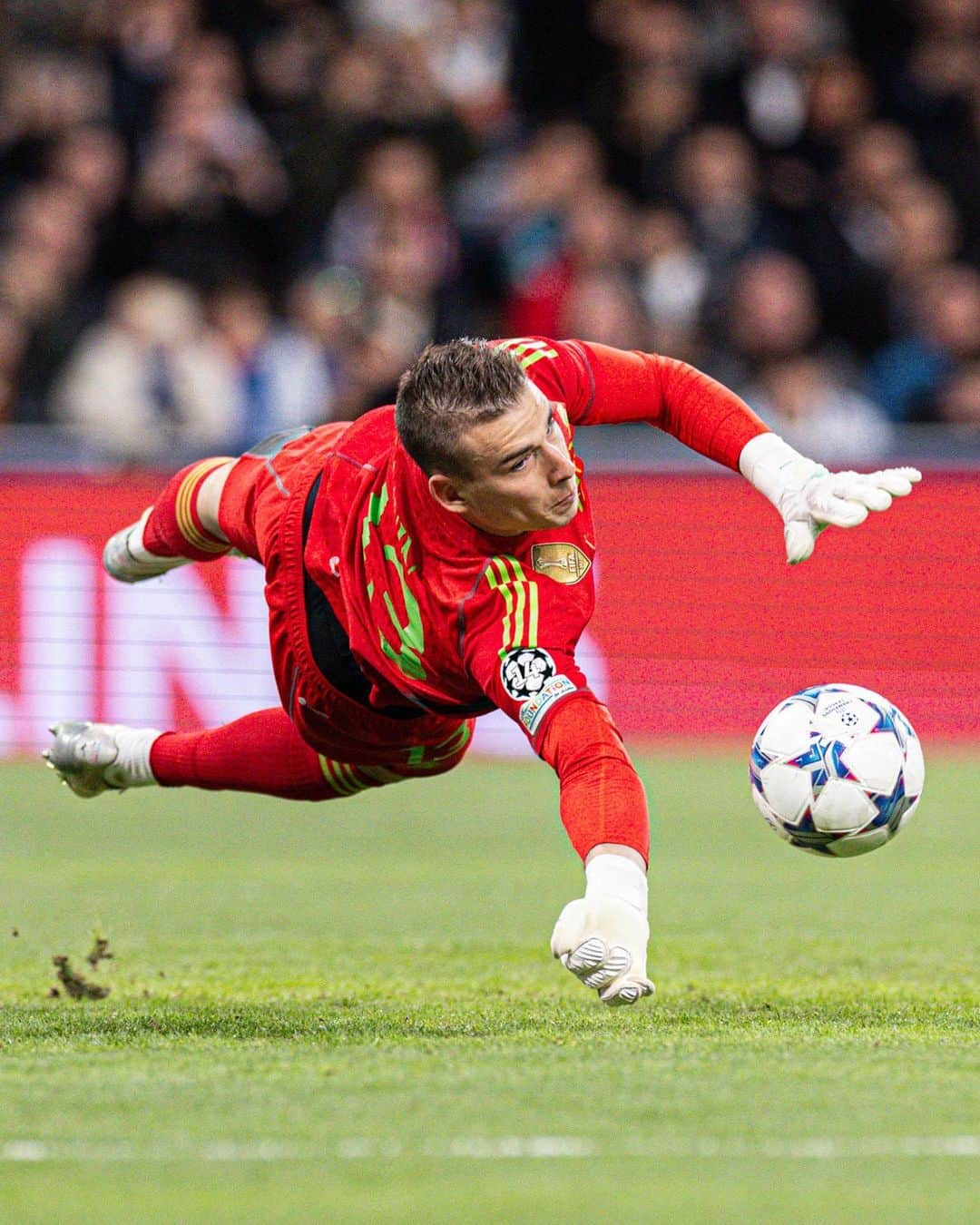 レアル・マドリードさんのインスタグラム写真 - (レアル・マドリードInstagram)「🦸‍♂️ THAT MOMENT!  🚫 ¡EL PARADÓN DE @LUNIN_ANDREY! #UCL」11月9日 5時57分 - realmadrid