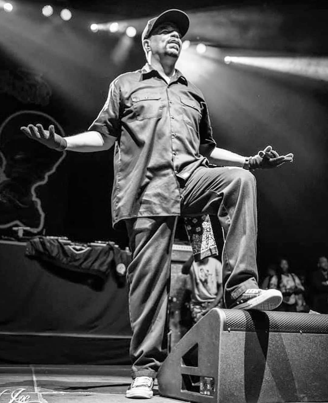 アイス-Tのインスタグラム：「Dickies, Chucks,Bandannas,White Tees, Brownie Gloves…. Yep, that’s a WestCoast Gangsta Rapper 💥」