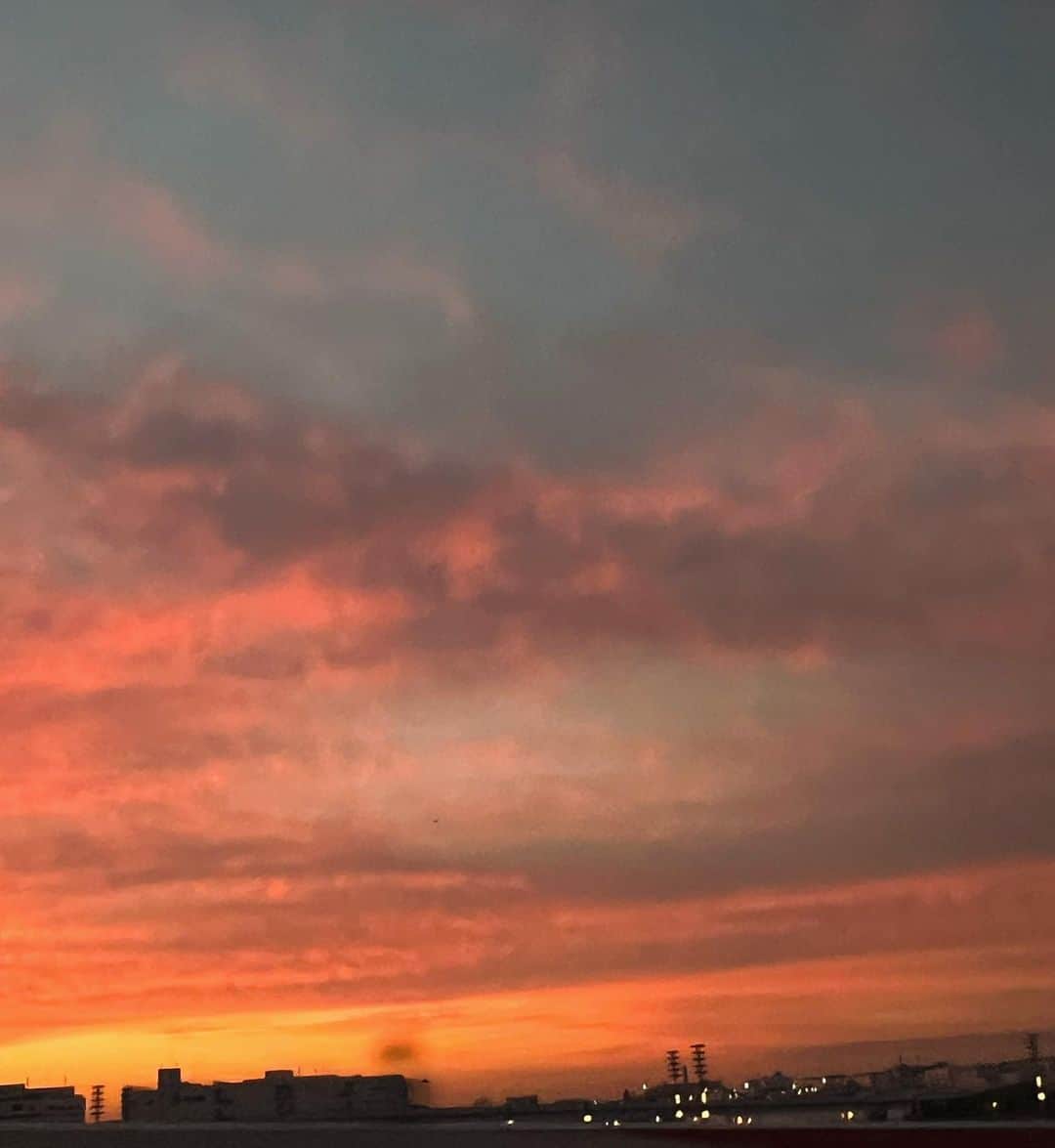 椎名直子さんのインスタグラム写真 - (椎名直子Instagram)「朝焼けがすごい、、  11月  あしたから寒くなるみたいですね。」11月9日 6時08分 - natadecoco
