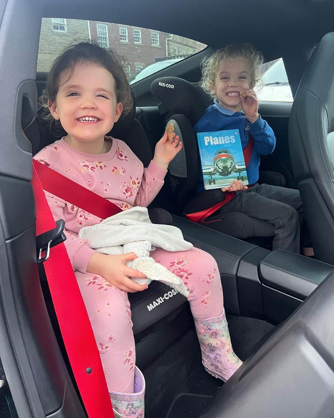GazGShoreのインスタグラム：「Few recents… Few nice little trips out with the kids… getting my grandad out for fish n chips and a pint after only being out 3 times this year (been poorly) … 911 😍 some good golf collabs… the hilarious @f0rebr0thers and the legend that is @benfosters and a little trip up the coast to @dunstanburghcastlegolfcourse 🙌🏻」