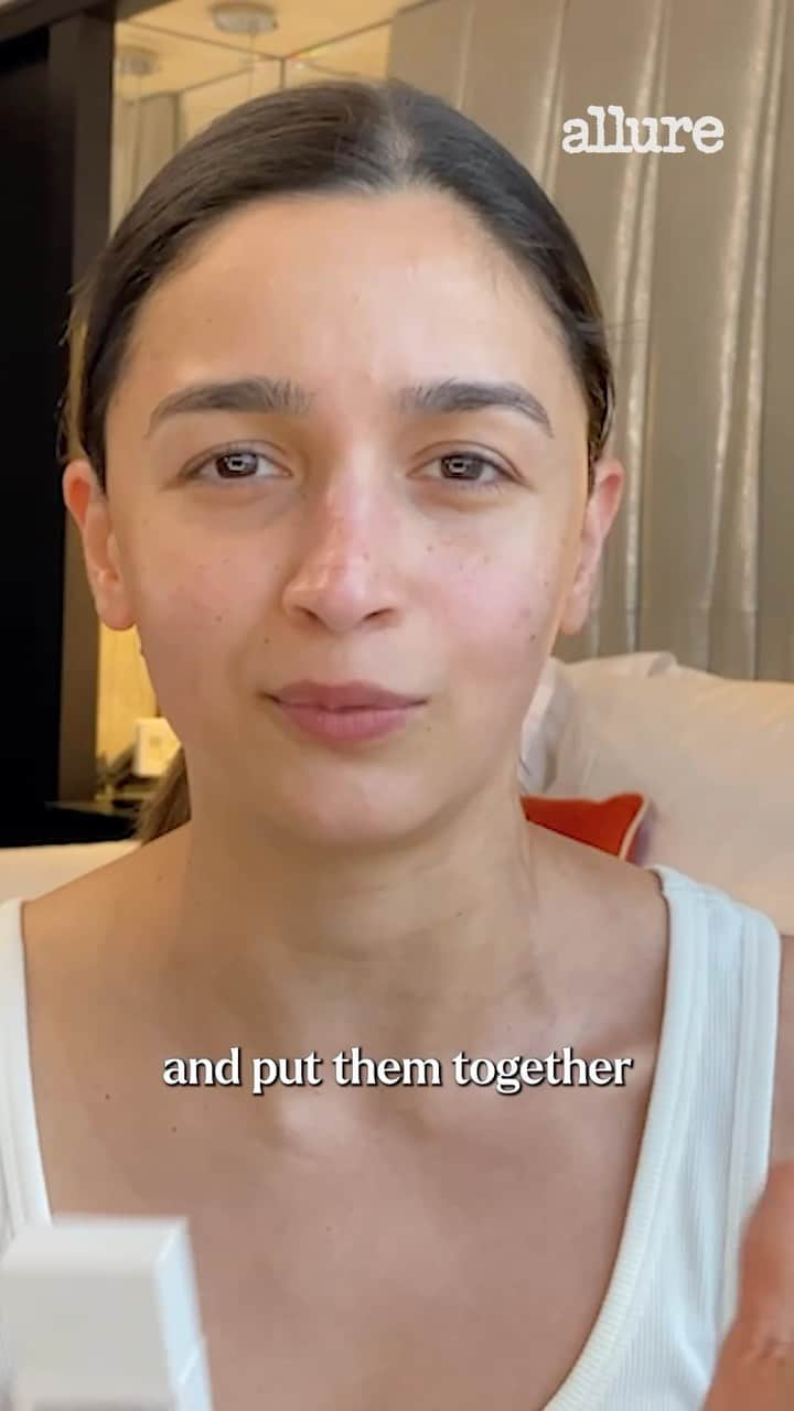 アリア・バットのインスタグラム：「The first rule of thumb for #AliaBhatt’s sunburnt glow routine is opting for a skin tint ✨ Watch the star walk us through her #beauty routine at the link-in bio.」