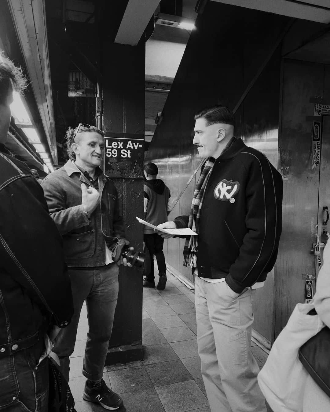 ケイシー・ネイスタットさんのインスタグラム写真 - (ケイシー・ネイスタットInstagram)「@andrewschulz called me with the big news that he’d be headlining Madison Square Garden and asked if i had any ideas for an announcement video.  we shot this on the subway; no permits, no permission.  super fun. super new york city.   thanks @jordanstuddard & @valafilms for helping out」11月9日 6時20分 - caseyneistat