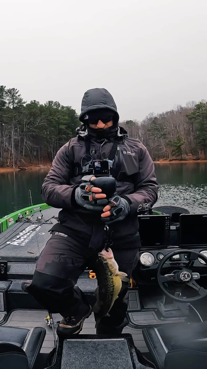 アブガルシアのインスタグラム：「Temperatures are dropping & the finesse gear is on the front deck🥶 What’s your go-to finesse setup for the cold months?   #abugarcia #fishtowin #fishing #finesse」