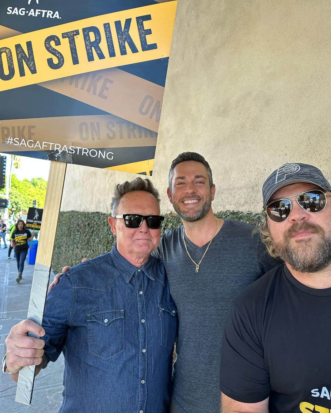 ロバート・パトリックさんのインスタグラム写真 - (ロバート・パトリックInstagram)「One day longer  One day stronger  Proud to stand with my brothers and sisters today @sagaftra @yvettenipar @zacharylevi @rebeccastaab  @kevindaniels27」11月9日 6時21分 - ripfighter