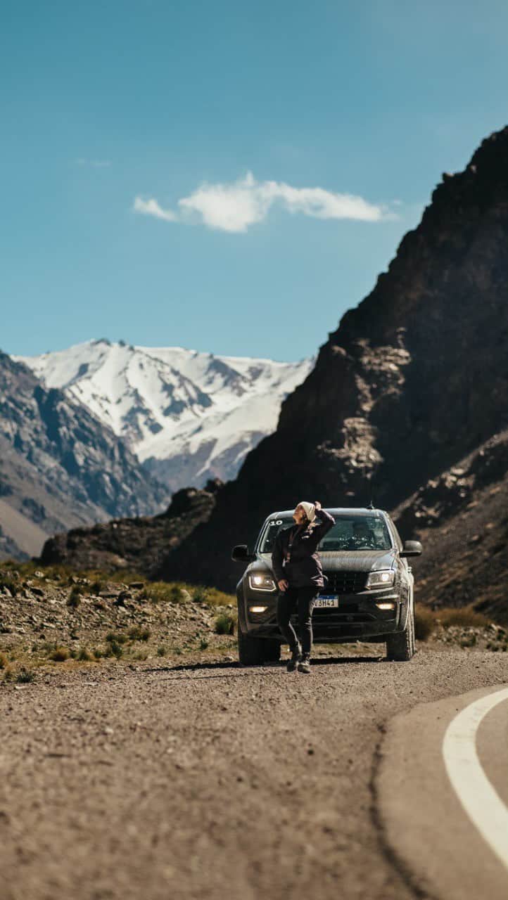 Volkswagen do Brasilのインスタグラム：「Convidamos a @marimartinsgobbi pra testar todos os recursos da Amarok em uma expedição de quase 6.000 km até a Patagônia.    Encaramos pista, asfalto, terra, rípio e gelo para testar o modo off-road, além da potência do motor V6 para chegarmos nos lugares com as vistas mais incríveis do trajeto.    Foram 15 dias carregando tudo que precisávamos para a expedição na maior caçamba da categoria.    Essa é a liberdade que a #Amarok te proporciona pra conhecer o mundo! #TerritórioAmarok #VWBrasil」