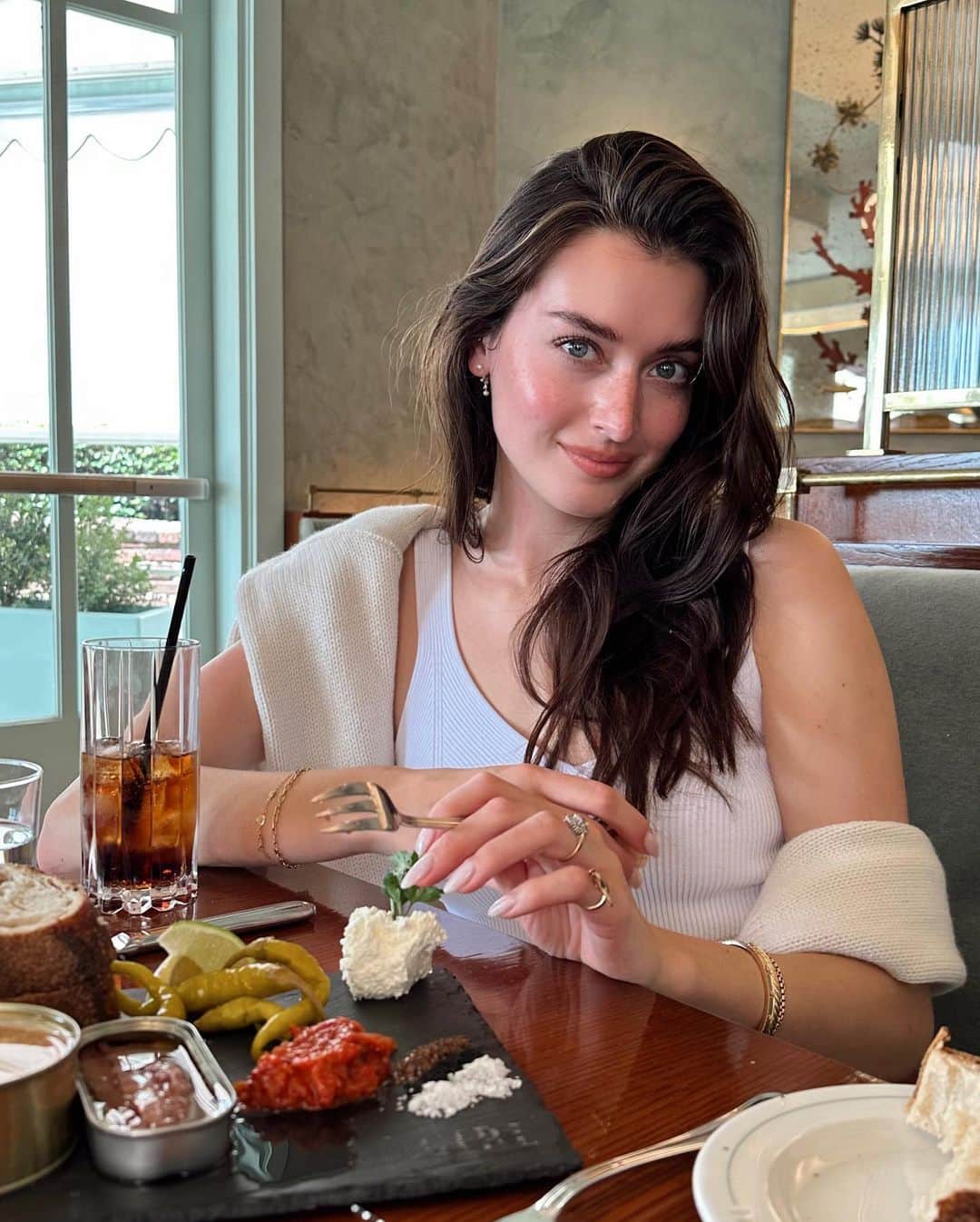 ジェシカ・ジェーン・クレメントのインスタグラム：「Just a tin fish girl living in a tin fish world 🐟🐠」