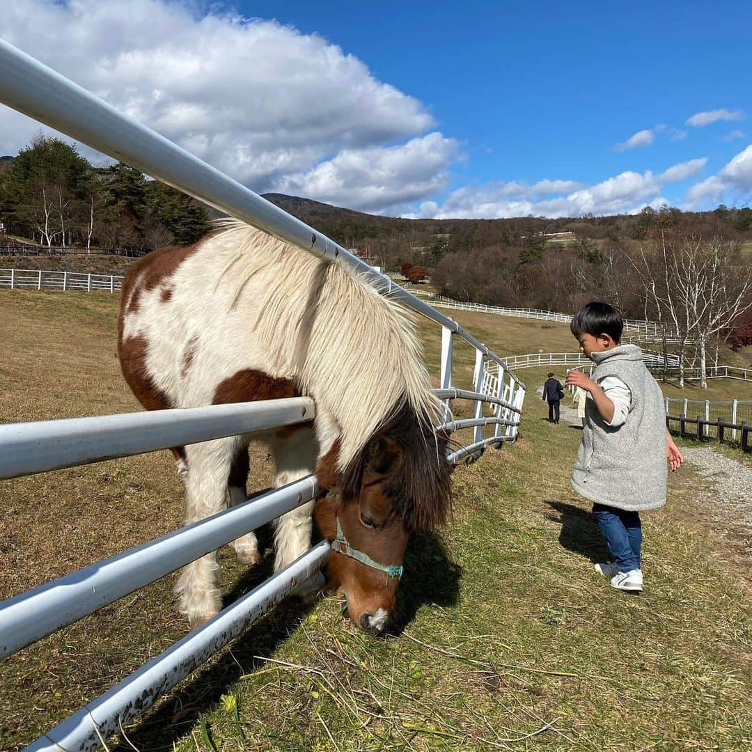 本多さおりさんのインスタグラム写真 - (本多さおりInstagram)「【 11月はベストが活躍 】  『旅は暮らしの深呼吸』（集英社）を読んでくださった方々から、いろんな嬉しいお声を頂きます。  【 共感ポイント 】  ⚫︎休日子どもと1日家になんていられない ⚫︎1人時間は作らないとやってこない ⚫︎ワンオペ休日の過ごし方 ⚫︎旅じゃなく逃避  【 なるほどポイント 】  ⚫︎コンビニ時間差出発 ⚫︎時間別パッキング ⚫︎近場ホテル泊ごはん惣菜買ってくる（旅じゃない逃避だから）  【 いいねポイント 】  ⚫︎モンベルのスーツケース ⚫︎子どもの防寒着こそベスト ⚫︎ホテルソロ泊  こんなお声をよくいただきます。  今日はそろそろ関東でも活躍の寒さになってきた、「ベスト」のお話。  子どもは2歳くらいからモンベルのベストをずっと愛用しています。  理由としては…  ⚫︎毎年定番で買える（サイズも豊富） ⚫︎落ち着いた色味でどんな服にも合わせやすい ⚫︎しっかりしてるけどお値段手頃 ⚫︎ワンサイズ2年は着れる（袖ないので最初ゆったり目買って） ⚫︎お下がりできる（兄弟4年着れるのでコスパ最高）  そしてベストは動きやすく、室内でも外出運動しても、子どもが脱ぎたがらない！ （だから荷物にならない）  ここが最高のポイントです。  さらに真冬は上着の下に重ねて防寒UPになるので、秋冬ずっと活躍します。  子どもを通して「ベスト最高じゃん」と知り、母ちゃんも愛用するようになりました。 （子どものを忘れた時は自分のを着せてカバーしたことも。腕がないからいける！）  母ちゃんはユニクロのウルトラライトダウンロングベストや、無印良品のニットベストも愛用しています。  今年埼玉では11月なのに半袖で過ごせる日もありましたが、そろそろベストがちょうど良い寒さがやってきそうです。  体の芯を温めて、この冬元気に過ごしたいですね〜  #ベスト  #防寒着  #モンベル  #子ども服  #ユニクロ  #ウルトラライトダウンロングベスト  #無印良品 #ニットベスト  #旅は暮らしの深呼吸  #本多さおり #saorihonda_book」11月9日 6時31分 - saori_honda