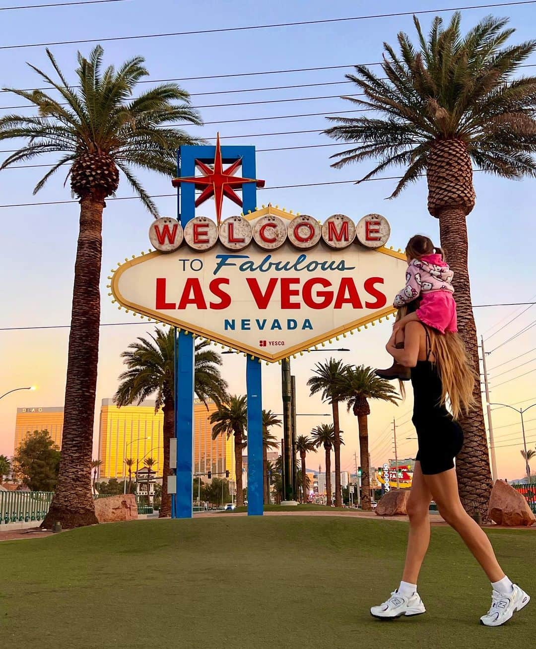 Elisabeth Riouxのインスタグラム：「Welcome to Las Vegas baby girl 🫶🏼 another one to cross from the bucket list 🌈✈️🌍 *so surprised how many people are pissed off that I brought Wolfie to Vegas… of course if you wanna go to the casino & go out all night, Vegas is the place to be BUT it’s also veryyyy cool with kids to see all the lights, she even saw the real Mickey Mouse walking in the street yesterday, she’s staying in a circus hotel and playing by the pool all day… Vegas IS fun for kids too 🤗」