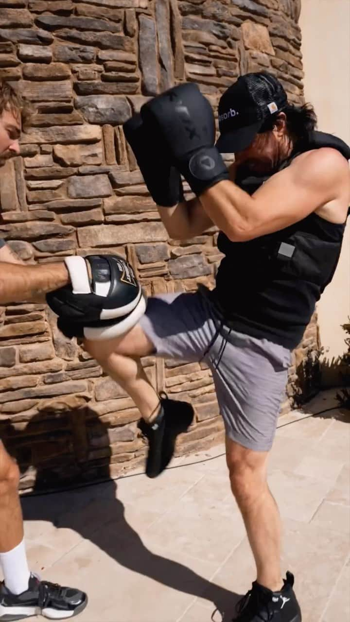 イアン・サマーホルダーのインスタグラム：「Training for my big fight against @paulwesley 🥊 just kidding… But seriously I need to get my ass back in shape- being an entrepreneur is intense. Been on the road non-stop circling 100 flights this year building dreams and businesses, but you’ve gotta be stronger than your excuses… just start. Every journey starts with one step… Nik looked at me last month as my body was starting to breakdown, and reminded me that health IS wealth. In the end that’s all that matters. She setup our cold plunge and this badass training regimen. Thanks for looking out for me honey. Time to get back to my roots ladies and gents ;)」