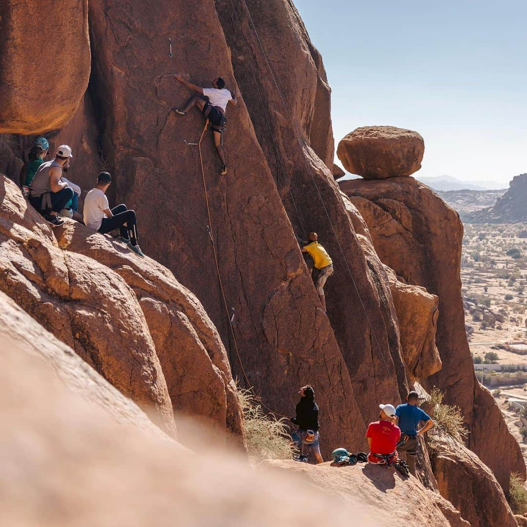 ニナ・カプレツさんのインスタグラム写真 - (ニナ・カプレツInstagram)「Gathering the small but very fine climbing community of Morocco has been a total blast! @andreabasecamp and @tjbrumme reunited climbers all over the country for 3 days in Tafroute, an absolute stunning place. Some never climbed before, others never climbed outdoors and none ever  climbed on traditional gear. I was very touched by the open spirit of every participant, the love we share for the outdoors and the good vibes at the cliff and around our truck.  Let’s do this again! 🤟🤟🤟 #moroccorocks   📸 @jeremy_bernard_photography   @andreabasecamp @climbmorocco @arcteryx @petzl_official @scarpaspa @julbo_eyewear @totemmt」11月9日 6時37分 - ninacaprez