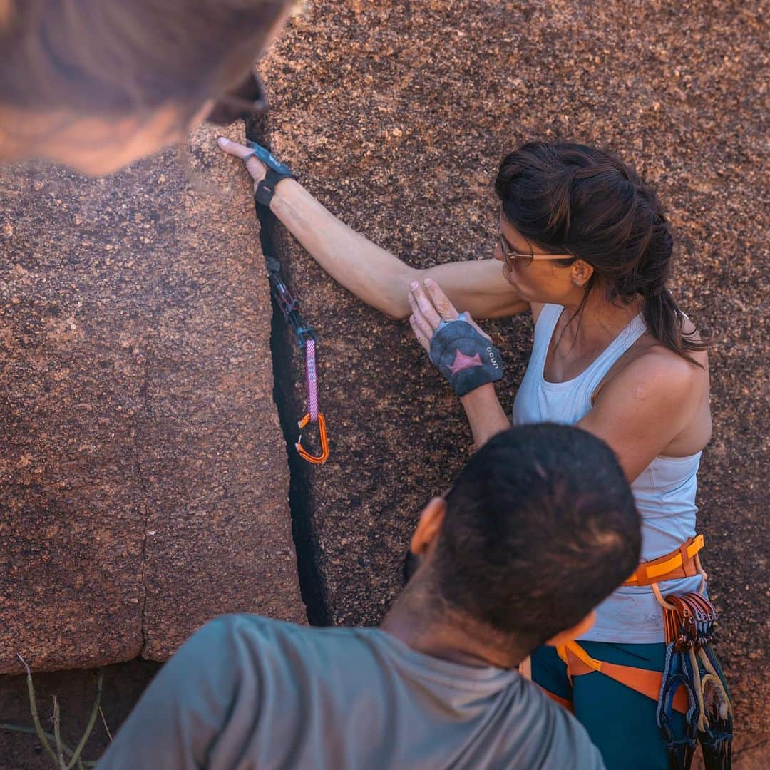 ニナ・カプレツさんのインスタグラム写真 - (ニナ・カプレツInstagram)「Gathering the small but very fine climbing community of Morocco has been a total blast! @andreabasecamp and @tjbrumme reunited climbers all over the country for 3 days in Tafroute, an absolute stunning place. Some never climbed before, others never climbed outdoors and none ever  climbed on traditional gear. I was very touched by the open spirit of every participant, the love we share for the outdoors and the good vibes at the cliff and around our truck.  Let’s do this again! 🤟🤟🤟 #moroccorocks   📸 @jeremy_bernard_photography   @andreabasecamp @climbmorocco @arcteryx @petzl_official @scarpaspa @julbo_eyewear @totemmt」11月9日 6時37分 - ninacaprez