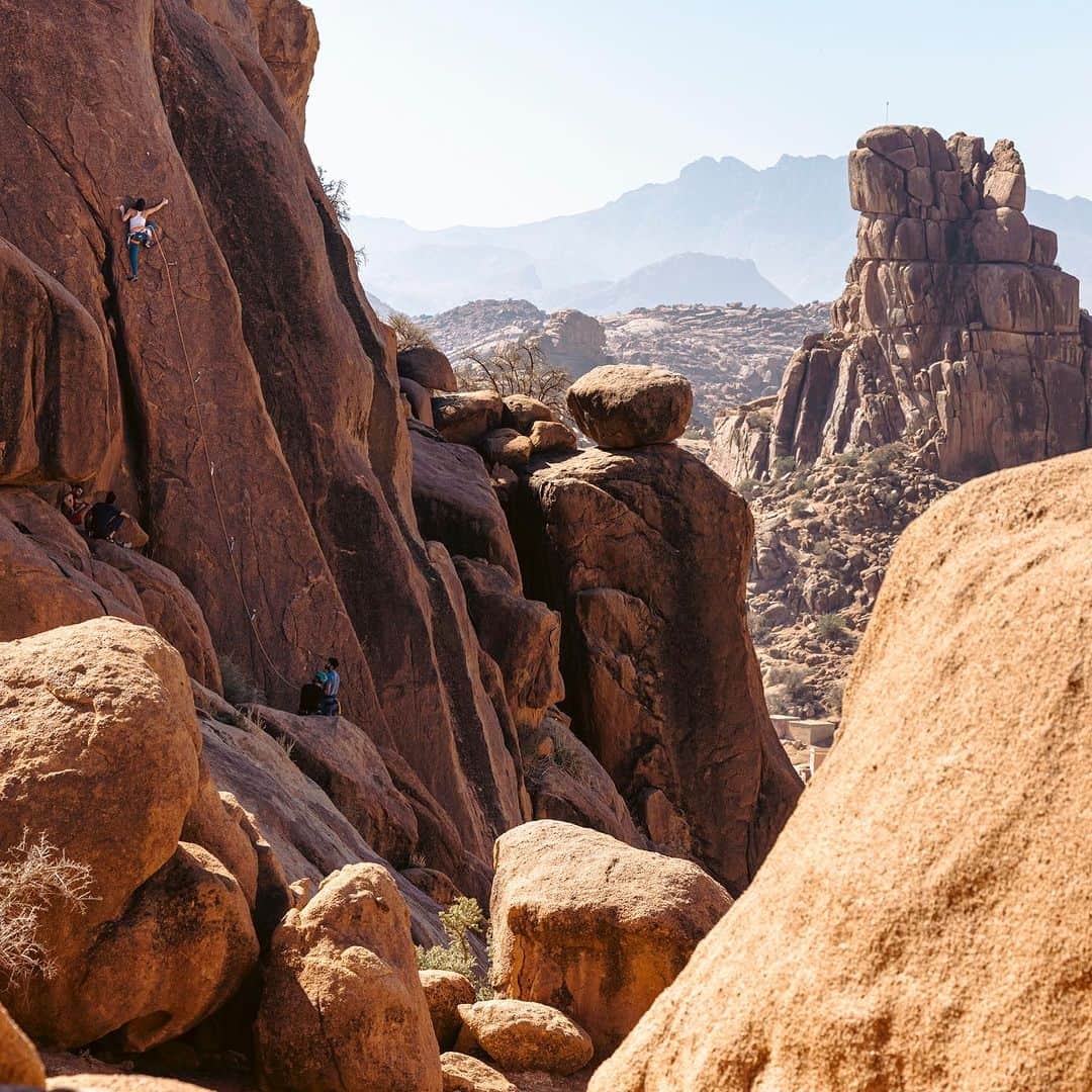 ニナ・カプレツさんのインスタグラム写真 - (ニナ・カプレツInstagram)「Gathering the small but very fine climbing community of Morocco has been a total blast! @andreabasecamp and @tjbrumme reunited climbers all over the country for 3 days in Tafroute, an absolute stunning place. Some never climbed before, others never climbed outdoors and none ever  climbed on traditional gear. I was very touched by the open spirit of every participant, the love we share for the outdoors and the good vibes at the cliff and around our truck.  Let’s do this again! 🤟🤟🤟 #moroccorocks   📸 @jeremy_bernard_photography   @andreabasecamp @climbmorocco @arcteryx @petzl_official @scarpaspa @julbo_eyewear @totemmt」11月9日 6時37分 - ninacaprez