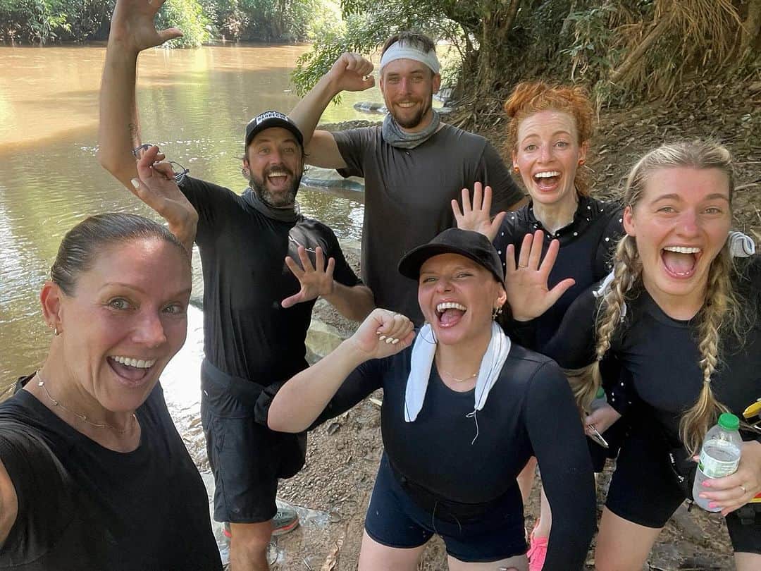 アリ・シンプソンのインスタグラム：「HOLY FINAL THREE!! 💛🤘 can’t believe we’ve all come this far for our amazing charities - to be fair we’ve worked our damn asses off!! what a crew  can’t believe we won last nights leg.. proud of you @angiemsimpson ♥️🐊   so much love for these guys.. @darrenmcmullen @tristandougan @emmawatkinsofficial @hayleyxanderwatkins 🤍🏁✨💣  GRAND FINALE TONIGHT  @amazingraceau 7:30pm on @channel10au   #AmazingRaceAU」