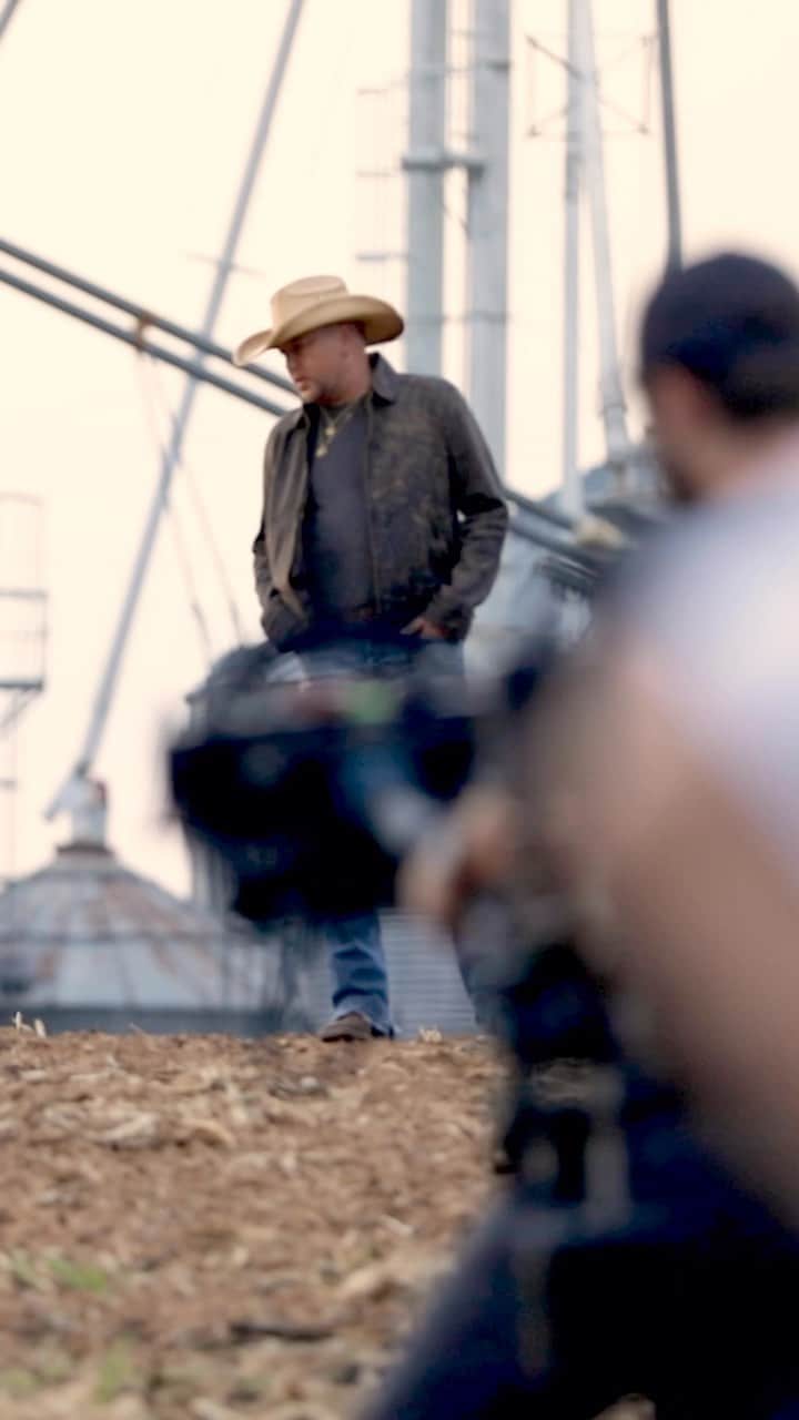 ジェイソン・アルディーンのインスタグラム：「Had a good time shooting the video for “Let Your Boys Be Country”…even if it was early. 😂 Check out the video and the Official Behind the Scenes now on YouTube.」