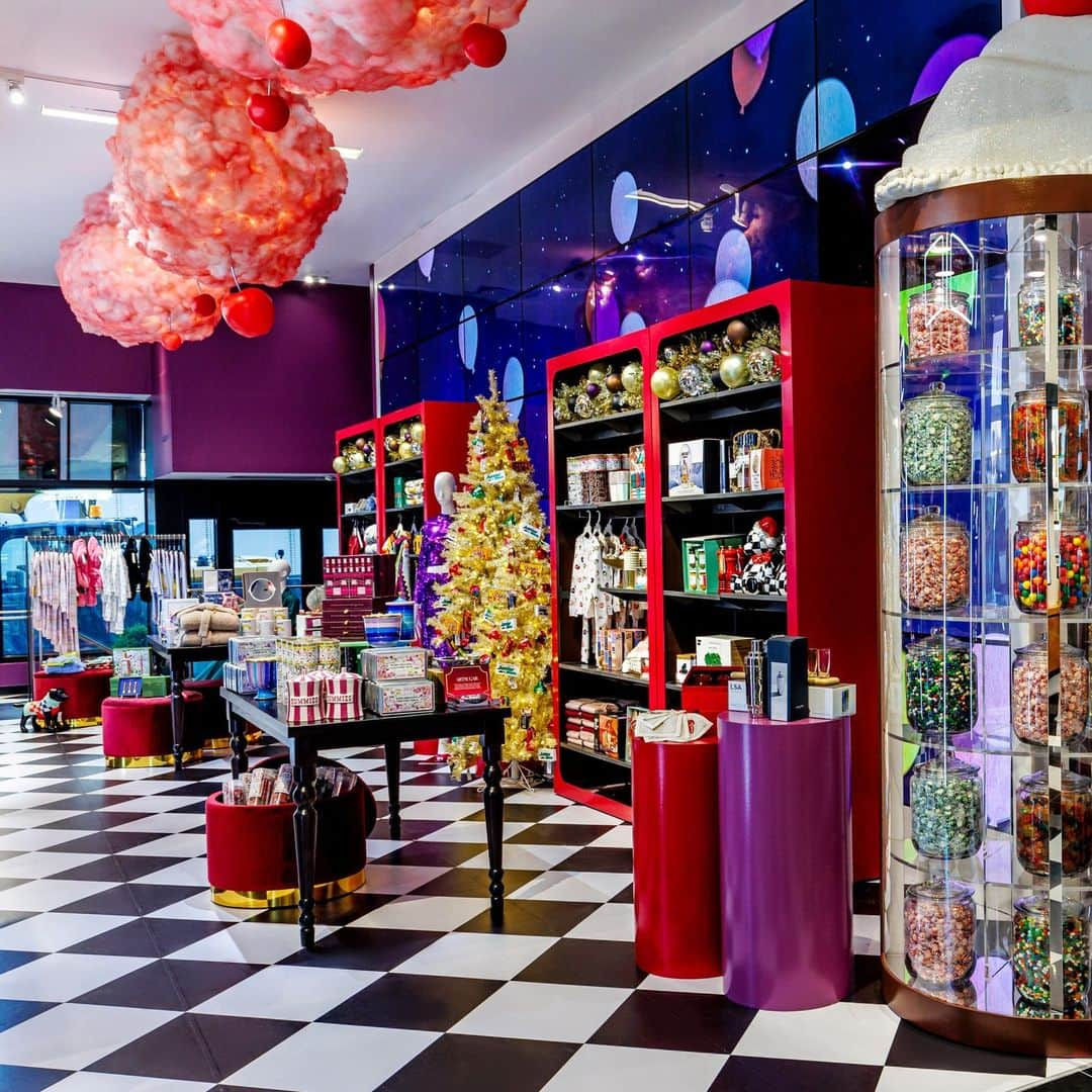 Bloomingdale'sさんのインスタグラム写真 - (Bloomingdale'sInstagram)「JUST OPENED: Our Wonka Carousel is here with delightful gift picks inspired by the upcoming film’s magical universe. Check it out now at 59th Street 💜🍫  Plus, catch Timothée Chalamet in Wonka on December 15!」11月9日 7時15分 - bloomingdales