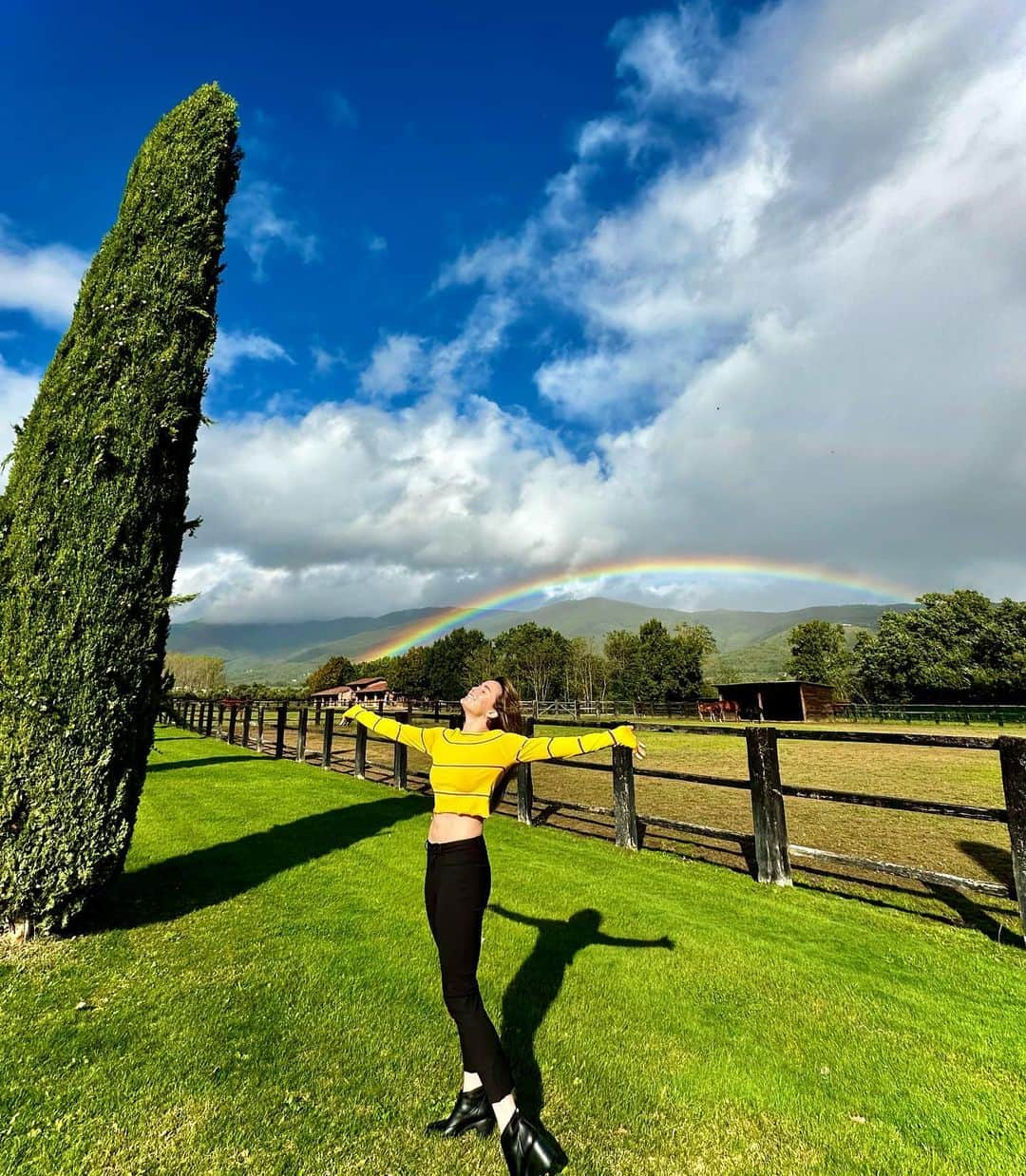 ケイティ・ロッツのインスタグラム：「Tuscany 🇮🇹 🌈 and the STRIKE IS OVER!!! 🍾」