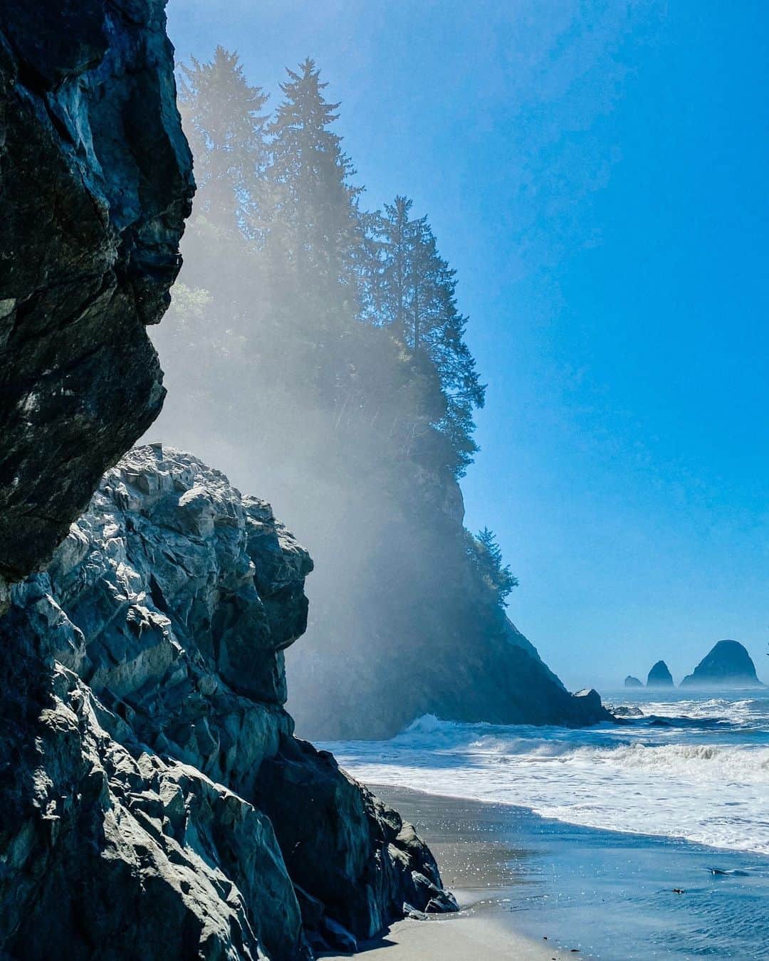 National Geographic Travelのインスタグラム：「Photo by Spencer Millsap @spono | Olympic National Park's wilderness coast is a visual feast for hikers. From tucked-in coves and sea stacks to life-filled tide pools, this 73-mile-route has it all. Of course, sometimes you're forced to wait, as the tides can cut off your path, so make sure you bring a tide chart and some patience!」