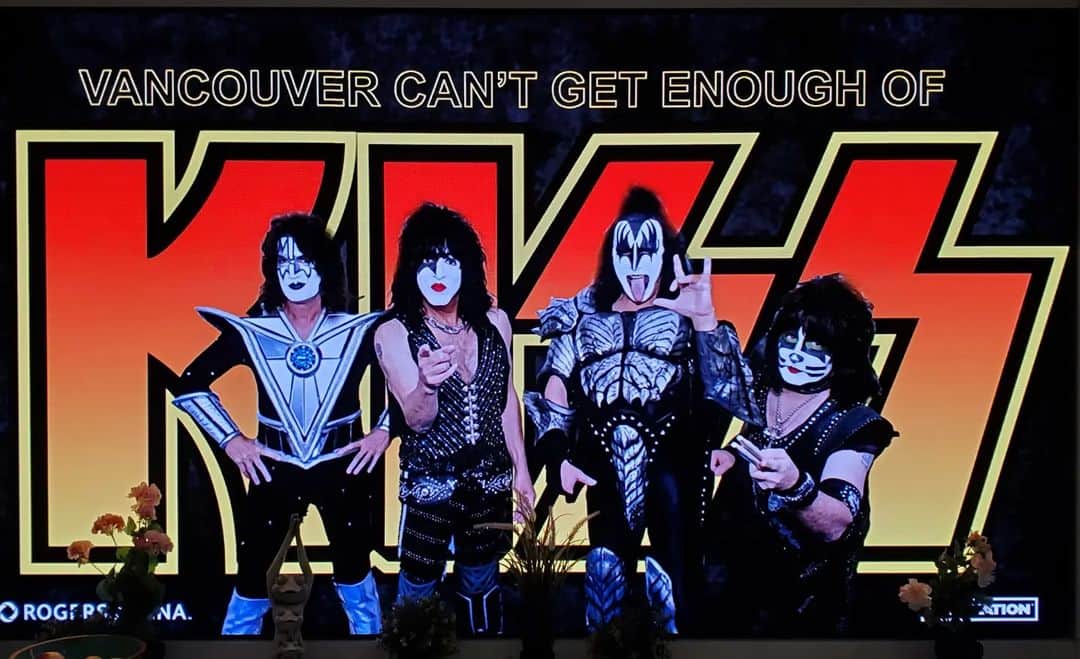 KISSのインスタグラム：「#VANCOUVER! You're NEXT! Let us hear you tonight! BE LOUD!! See you at @rogersarena ! #EndOfTheRoadTour.」