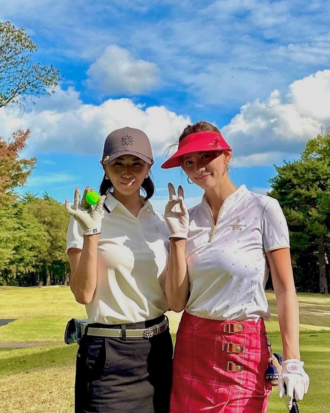 箕輪玖美のインスタグラム：「久々の小金井カントリー倶楽部で友人夫妻と⛳️ ・ ・ 11月なのにまだ半袖でゴルフが出来るなんて、今年は嬉しい気候☺️ ・ ・ 女性には距離が長めで、ミスショットが出るとスコアが纏まらない,…で104💧 ・ ・ カート無しで今日は良く歩いたので、ご褒美？に帰りにスタバへ💕 ストロベリーメリークリームフラペチーノ、美味しかった〜🥰  #小金井カントリー倶楽部 #ゴルフ女子 #ゴルフ#スタバ #久々フラペチーノ #ゴルフ日和 #まだまだ暑い #アラフィフ女子 #箕輪玖美」