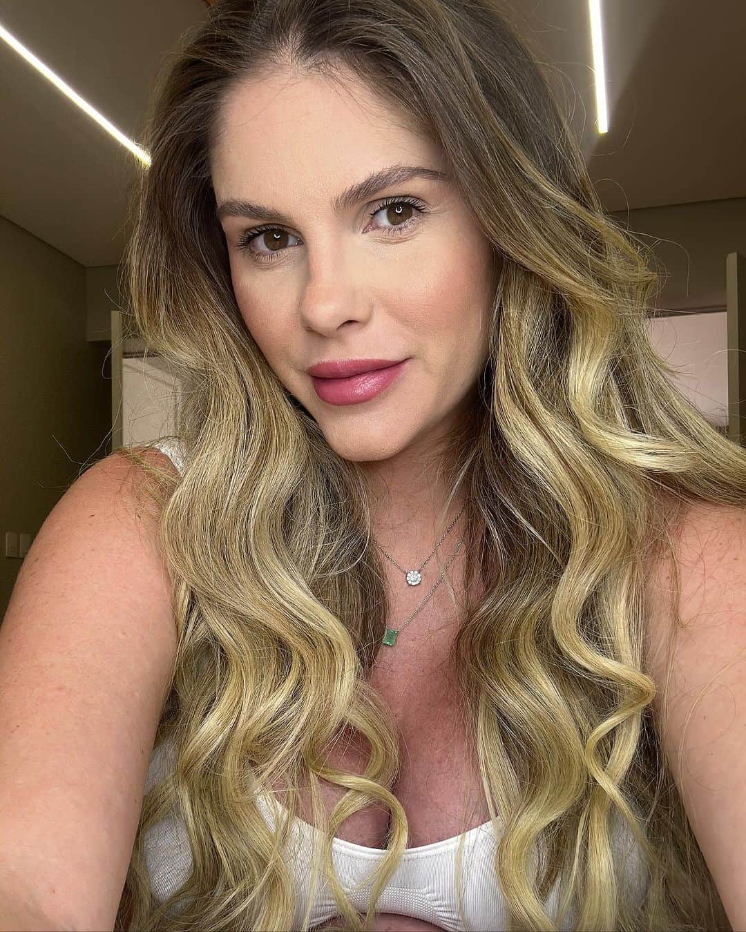 バーバラ・エバンスのインスタグラム：「Mamãe hoje se arrumou sozinha.  Sempre bom estar bonita para nós mesmas né?!」