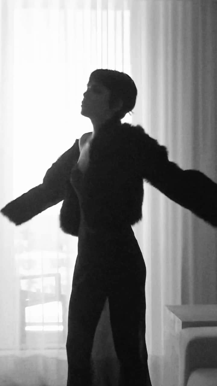 MANGOのインスタグラム：「Getting ready with @endlesslyloveclub for a very special night out. Stay tuned and join us while we celebrate the launch of the party collection #JenCeballosxMango」