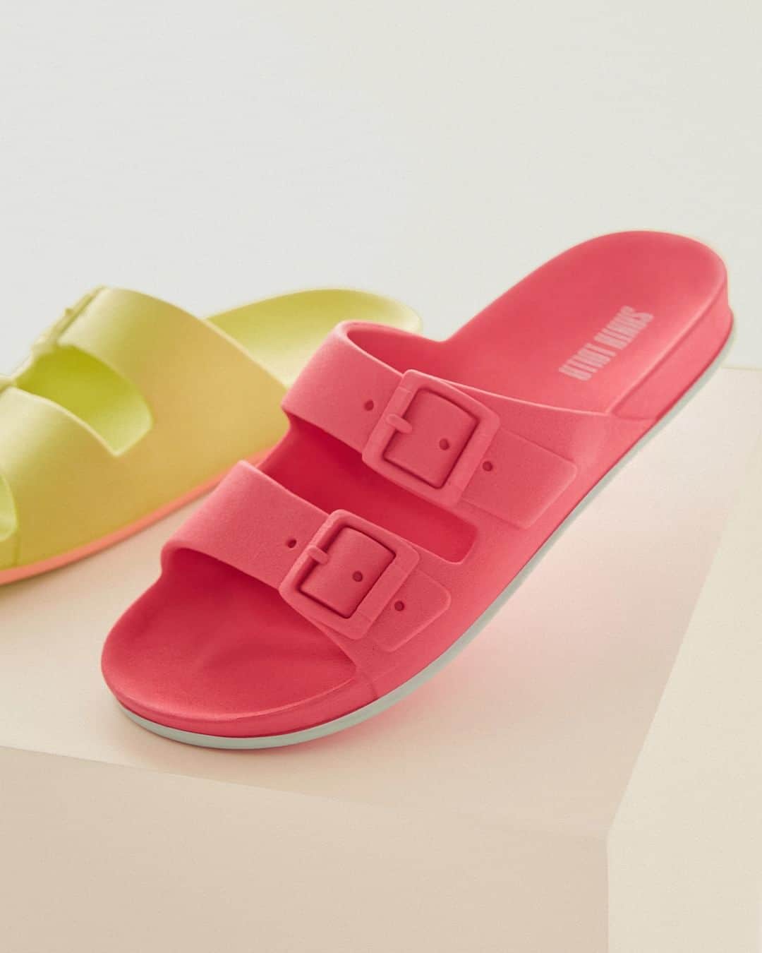 Santa Lollaのインスタグラム：「A papete injetada de duas fivelas entrega TUDO quando a procura é por um estilo casual despretensiosamente cool. O shape anatômico garante conforto no calce enquanto a vira duo color deixa a construção ainda mais moderna. Arrasta para ver a cartela de cores! [ R$99,90 cada ] #santalolla #santalollaverao24 #piscineSL」