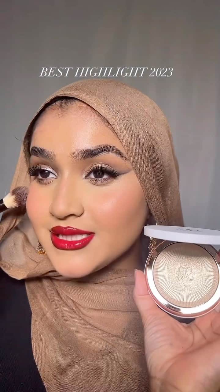のインスタグラム：「No more regrets 🥰 @_ayshabegum_ (she/her) tries out our NEW Glow Seeker Highlighter, now available @nordstrombeauty 🥳  #AnastasiaBeverlyHills #NordstromBeauty」