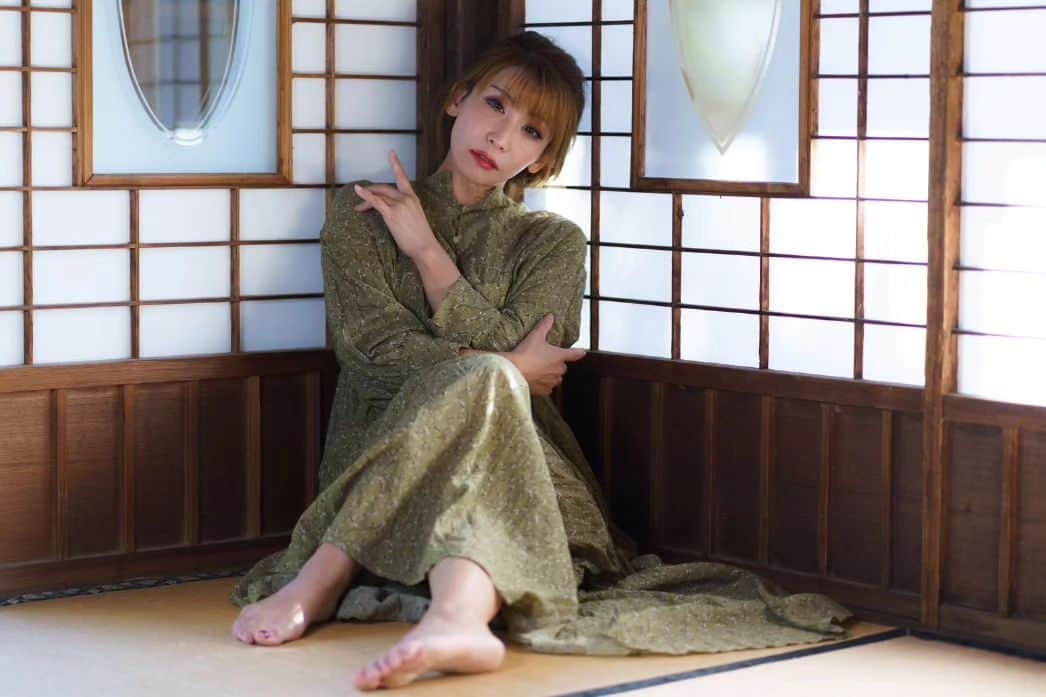 Mari Shimizuさんのインスタグラム写真 - (Mari ShimizuInstagram)「たまには、脱いでない キャピキャピしてない 怖い顔してない写真を。(笑)  私は レストランとか、ホテルとか、何気に畳がある場所が好きです。 和室あると落ち着きます😊 靴下嫌いなので、冬でも本当はブーツや靴下を、はきたくないくらい苦手で、裸足が大好き(笑)  畳や、地べたが、落ち着きます(笑)  自分の将来の夢は、縁側に座り、ペットなでなでしながら、お茶を飲む。  て、今の時代、縁側なんて、ないのかな😅？？  さて、ちょっと風邪気味。 来週から、海外行くので、今日中には治します！ みなさまも、お風邪には気をつけてくださいね😊 、 、 、  、  #水着  #autumn #撮影 #model #グラビア #ポージング講師 #ポトレのセカイ  #ポートレート  #カメラマン #ポートレートしま専科  #カメラマン募集  #被写体 #東京モデル  #ポージング #セクシー #body  #綺麗になりたい #インスタ映え  #portrait_nippon  #portrait_photogroup  #photography  #best_photo_japan  #beautiful  #splus_cameraclub #美人 #かわいいは正義  #ワンピースコーデ  #ハイレグ  #グラドル  #jp_portrait部」11月9日 7時08分 - magohinyon