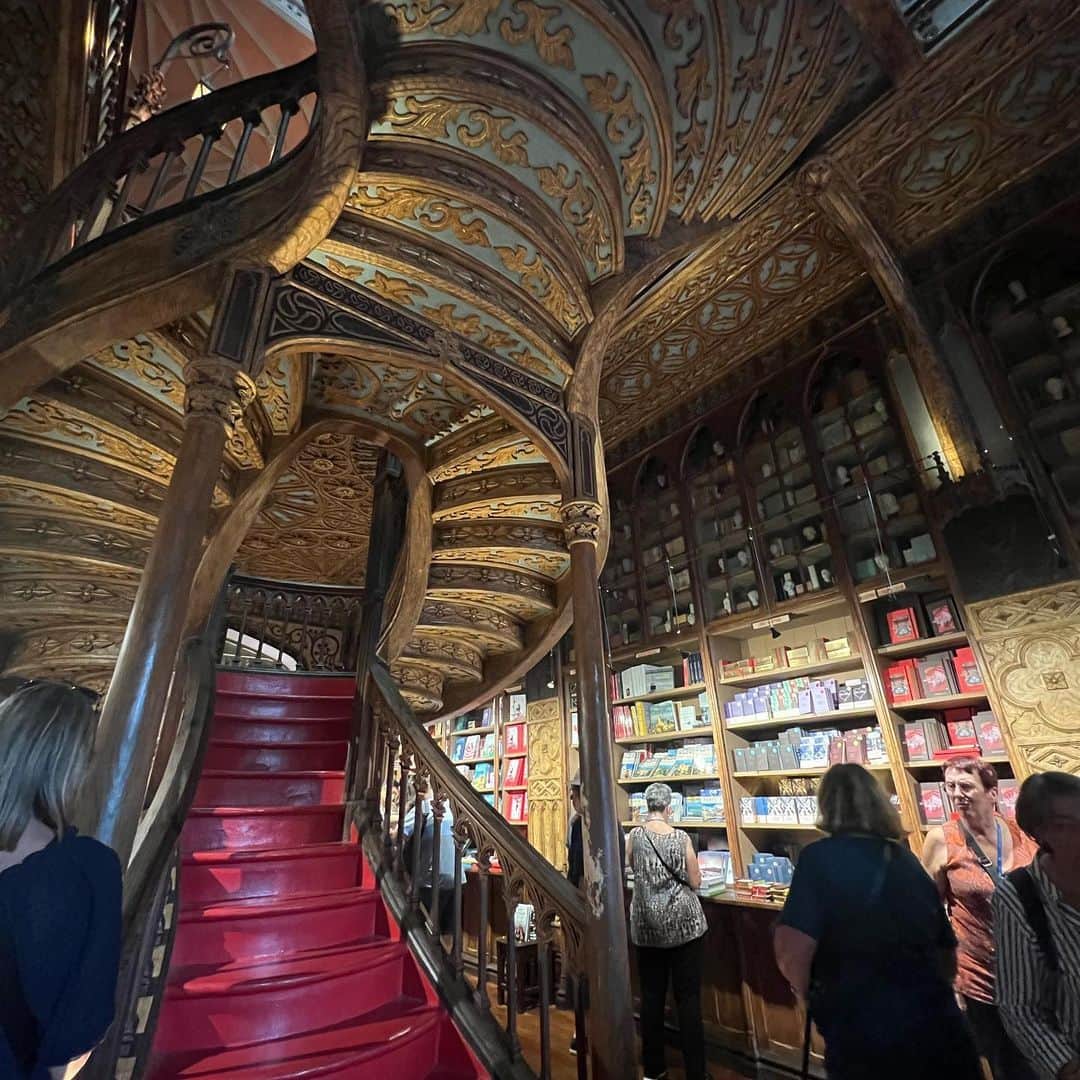 神谷由香さんのインスタグラム写真 - (神谷由香Instagram)「"World heritage bookstore📖"  世界遺産に登録されている本屋 "Livraria Lello"  世界で最も美しい本屋の1つとも言われるそう。  ハリー・ポッターの原作者J・Kローリングが執筆時 住んでいたそうで、この書店がハリーポッターのロケ地や 世界観と言われファンの聖地にもなっているらしい！  圧倒的世界観で入場料かかるけど行って良かった！  本屋なのに建物の装飾や洋書見てると美術館に 来たような感覚に！  話変わるけど、  本屋行くとお腹痛くなる現象って"青木まりこ現状"って言うらしいよ🤣知ってた？？？  #livrarialello #porto #レロイイルマオン書店 #ポルト #Portugal #ポルトガル旅行 #ポルトガル　#World heritage  #世界遺産」11月9日 7時19分 - kamiya_yuka_
